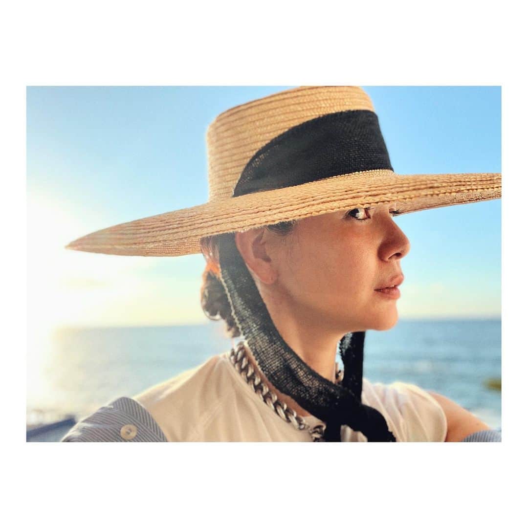 知花くららのインスタグラム：「海辺もすこーしだけ涼しくなってきました。  次女を迎えに行くとき  「ぼんばいやーっ！！」  後部座席、BLACK PINKの曲でのりのりの長女3歳児です。  みなさますてきな週末を。」