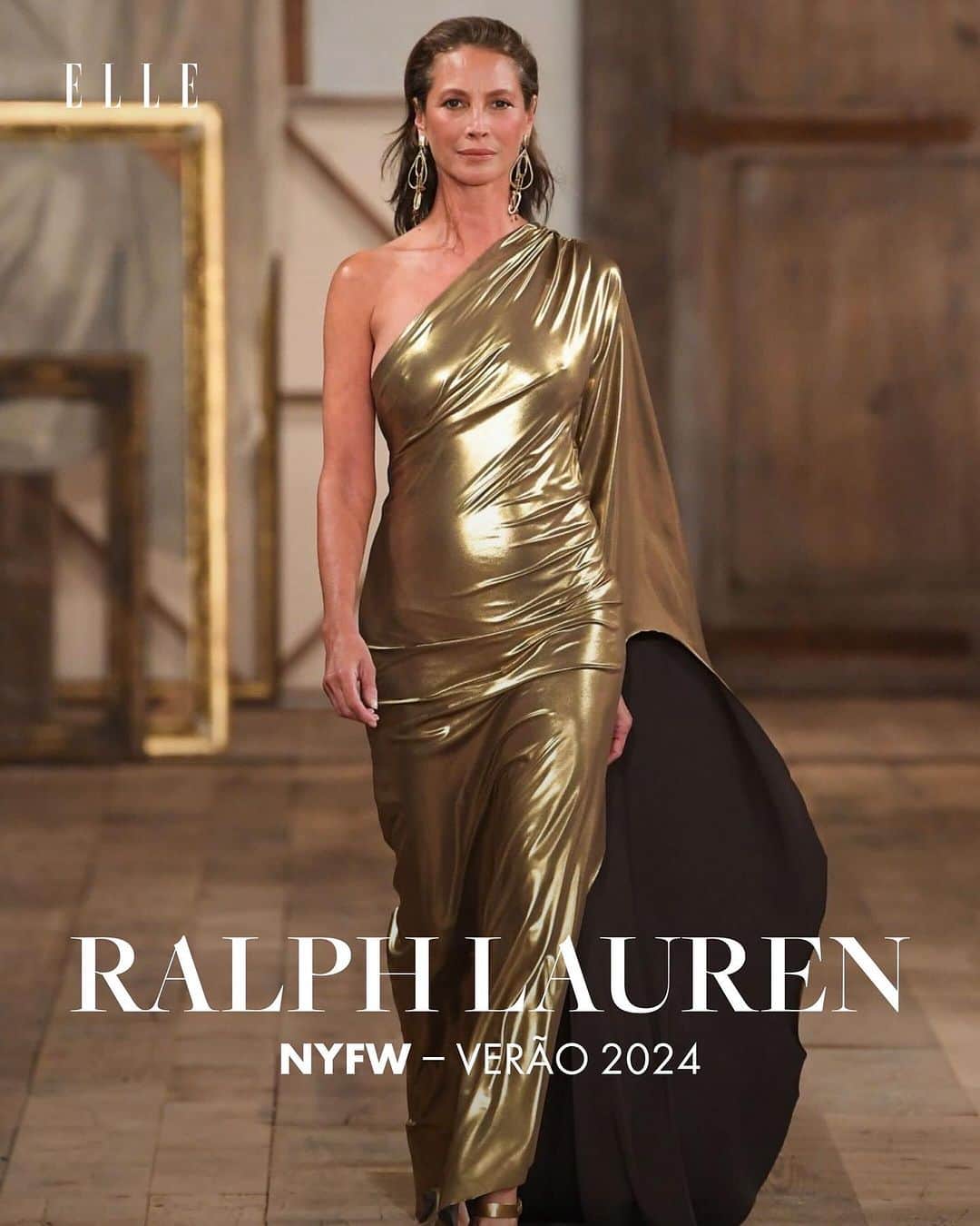 ELLE Brasilのインスタグラム：「O primeiro dia da #NYFW verão 2024 não foi só de estreias. Teve também o retorno de uma das marcas mais emblemáticas da moda estadunidense: a @ralphlauren. Fazia quatro anos que a grife não desfilava na semana de moda de Nova York. O retorno aconteceu na noite de sexta-feira (08.9), num galpão do estaleiro do Brooklyn, decorado para parecer um estúdio de arte ou uma cabana – era um mix dos dois, apesar da ênfase na parte campestre.  E o que mudou? Muito pouco. O que se viu na passarela foram versões do que há de mais essencial à etiqueta fundada pelo estadunidense nascido no bairro do Bronx, o Ralph em si. Daí o bloco de jeans decorados com estampas, brocados, bordados e devorês, com direito à muita saia longa e bustiê corsetado. Daí também a alfaiataria à la american sportswear, com listras e cores neutras, tudo bem básico, prático e tradicional.  Rola ainda um momentinho wild wild west, com peças de couro ou acetinadas arrematadas com franjas e os ponchos, tricôs e crochês de pontos largos e aparência artesanal. Ah, não dá para esquecer do chapéu de cowboy e da sensação de descaso com toda a pauta decolonial e discussões sobre apropriação cultural. Ok, faz parte da história da marca, mas se até museus estão revendo algumas origens históricas, porque aqui deveria ser diferente, não é mesmo?   Ao final, uma série de looks metalizados com muitos drapeados e assimetrias cobrem o legado black tie da label. Quem quiser apostar em quais deles aparecerão nos próximos tapetes vermelhos, a hora é agora. E no que depender de Ralph Lauren, o prata foi definitivamente desbancado pelo dourado — olha só @cturlington fechando o desfile que não nos deixa mentir! (via @_luigitorre)」