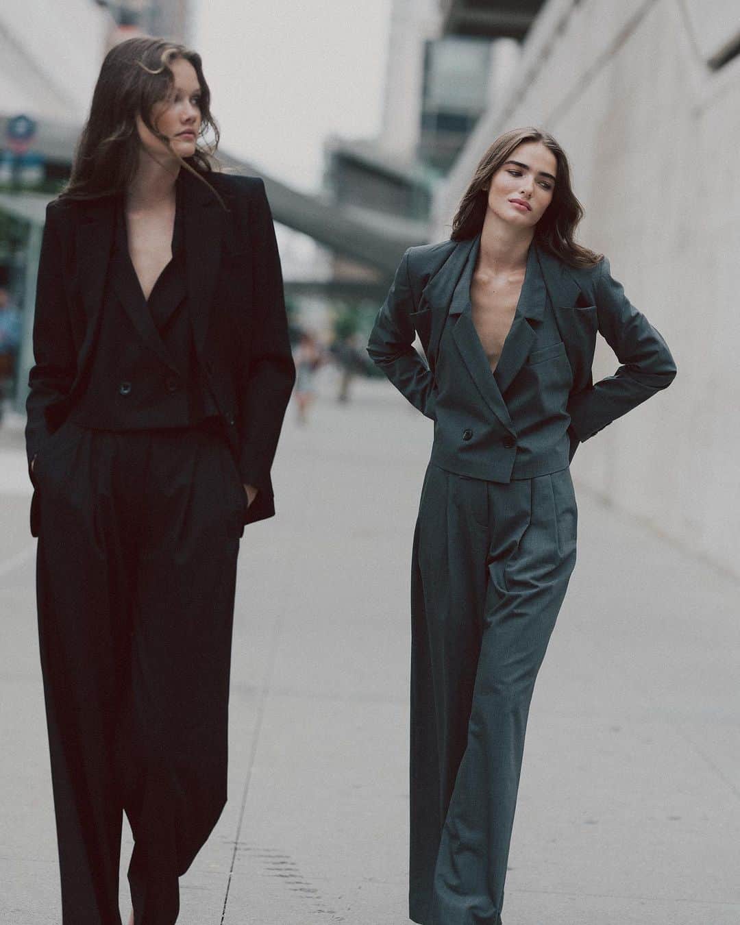 シューマッハのインスタグラム：「The NYFW Edit, captured by @kat_in_nyc 🤍  #dorotheeschumacher #newcollection #NYFW #newyork #TheFutureIsHers  Photographer - @kat_in_nyc  Assistant - Ros Hayes @_whiteprince_  Styling - dy‘amond breedlove @dyamondbreedlovenyc  Makeup - Dalia Younan @daliaymakeup  Hair - Henry de la Paz @henrydelapaz  Models - Sam Saba @samantha__saba & Tessa Jean @tessa.j」