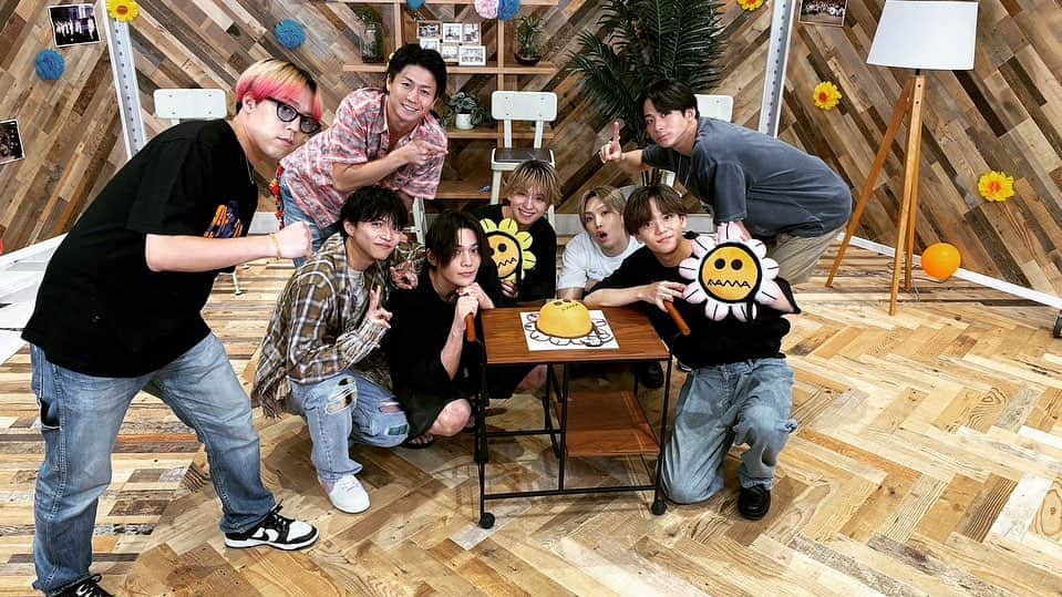 世界のインスタグラム：「生配信ありがとうございましたー！ #FANTARODAY」