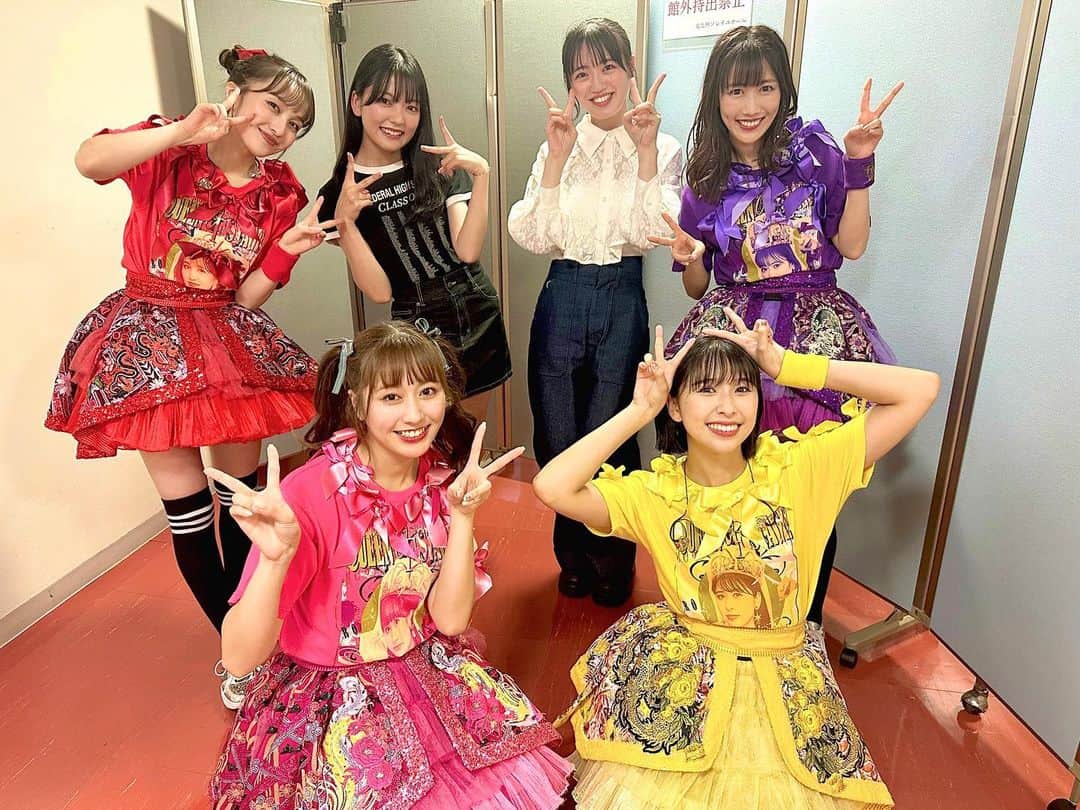 上田理子のインスタグラム：「🩷❤️💛💜 QUEEN OF STAGE 15th Anniversary Tour行ってきました！  ステージに立つももクロちゃんが キラキラしていて眩しくて 心がギュッとなる最高のライブでした🥲」