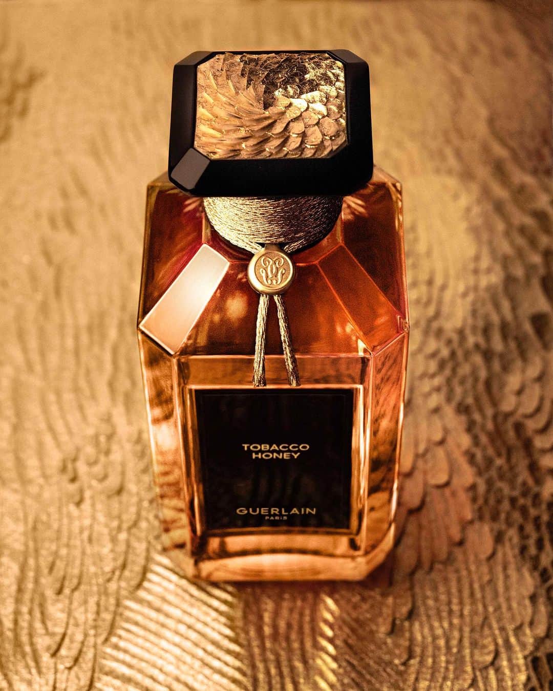 ゲランさんのインスタグラム写真 - (ゲランInstagram)「Personalise your L'Art & La Matière fragrance with the new Exceptional Plate by Parisian artist Anne Féat Gaiss. A limited-edition piece evoking delicate leaves of tobacco covered in rich golden honey, gilded by hand with glittering copper leaf, inspired by new L'Art & La Matière: Tobacco Honey.  @anne_feat_gaiss #Guerlain #GuerlainParfumeur #Fragrance #ArtetMatière」9月9日 22時54分 - guerlain
