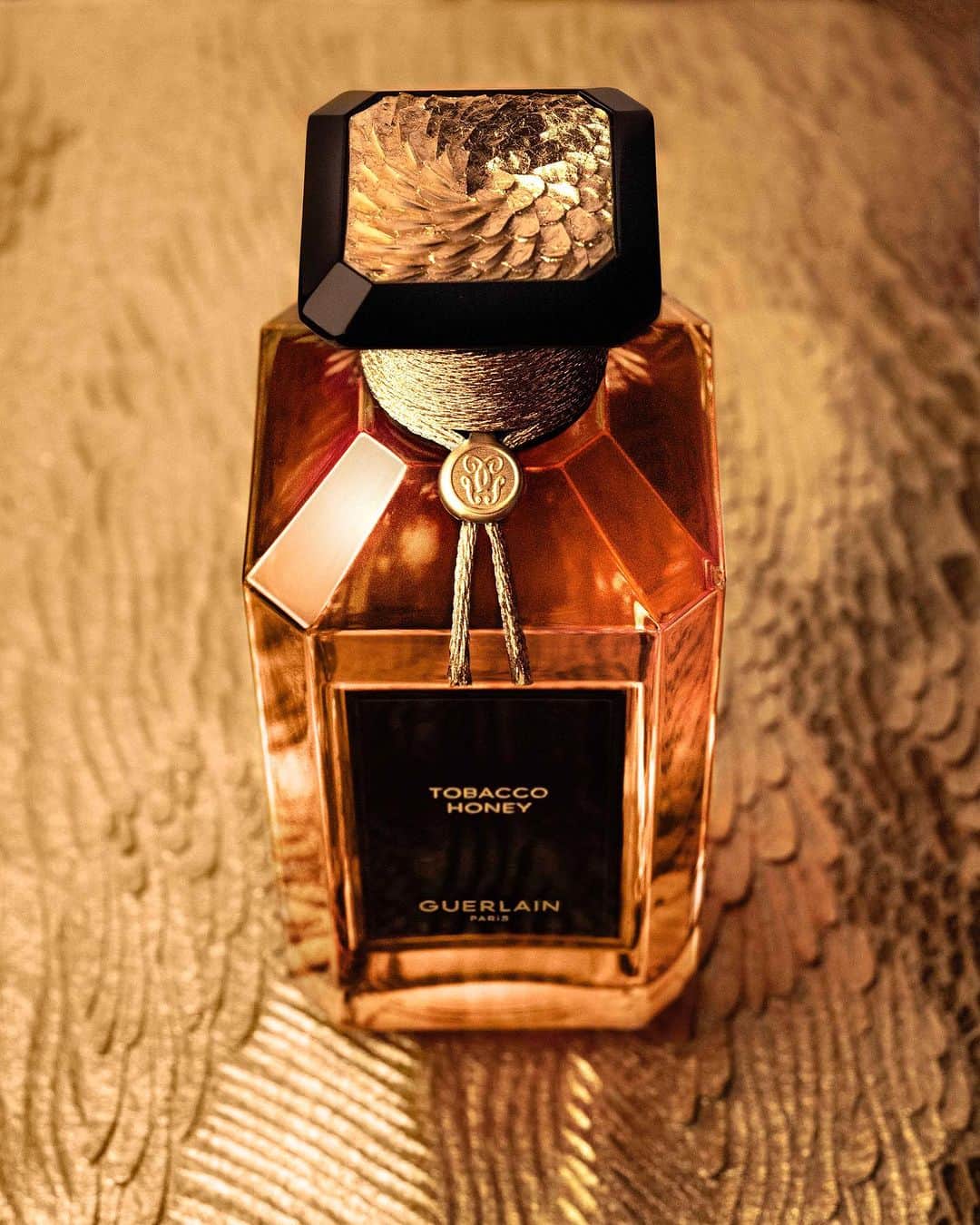 のインスタグラム：「Personalise your L'Art & La Matière fragrance with the new Exceptional Plate by Parisian artist Anne Féat Gaiss. A limited-edition piece evoking delicate leaves of tobacco covered in rich golden honey, gilded by hand with glittering copper leaf, inspired by new L'Art & La Matière: Tobacco Honey.  @anne_feat_gaiss #Guerlain #GuerlainParfumeur #Fragrance #ArtetMatière」