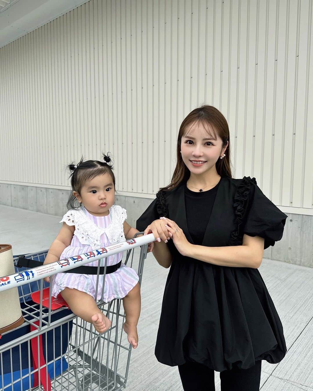 Akaneのインスタグラム：「. 月一のCostco🤍🧁 娘ちゃん、初めてカートに乗せてみたけど ちょこんと感が可愛すぎる😂💓 嫌やったのかすぐ抱っこしたけど🤱🏻  お洋服の詳細載せておきます♡  mama🏷 gilet @fitmore.official_  tops @birthdaybashshop   baby🏷 onepiece @petitmain_official  . . #いつかの服#女の子ママ #低身長コーデ#ママコーデ #7ヶ月ベビー」