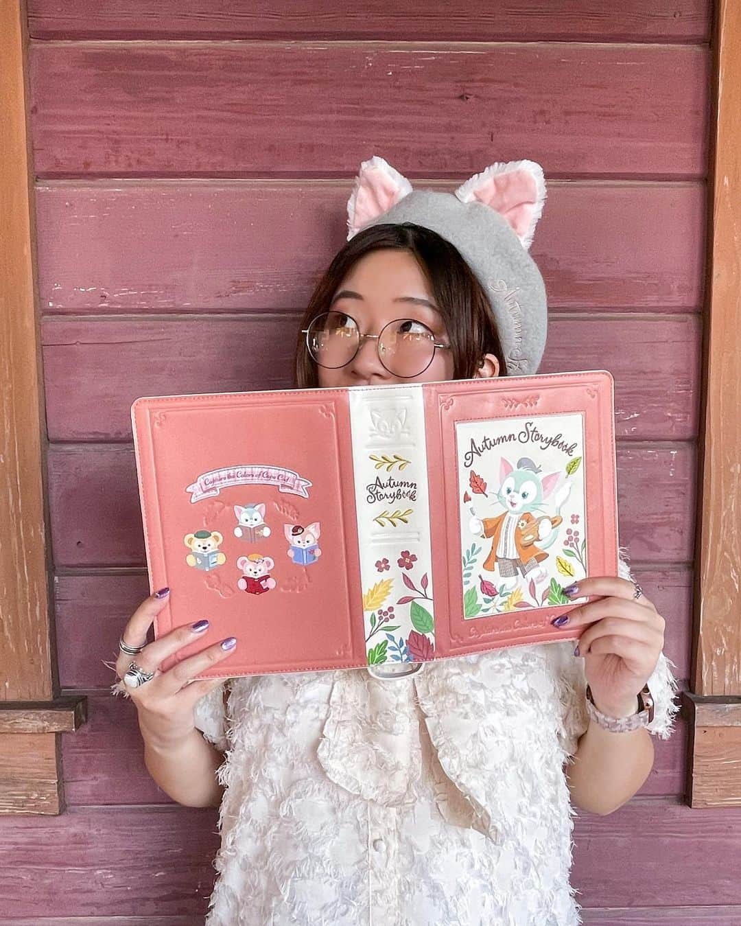 Hatamaのインスタグラム：「＊  ＊  ダッフィー＆フレンズのオータム・ストーリーブック📚  .  ダッフィーの秋イベントはジェラトーニが主役🎨✨  身につけ系グッズのベレー帽とショルダーバッグをGETしました💚  ベレー帽は、後ろめにかぶるとかわいいかも！  ショルダーバッグは、本みたいで素敵なデザインです🥹💓  ほかにも購入品あるので、後々ブログなどに載せていきますね〜✍️  .  ☑︎ベレー帽 3800円 ☑︎ショルダーバッグ 4300円  販売期間：2023年9月7日〜  販売店舗：TDS「マクダックス・デパートメントストア」など  .  #tokyodisneyresort #tokyodisneysea #disneygram #disneylove #disney #東京ディズニーリゾート #ディズニー #ディズニー女子 #ジェラトーニ #ベレー帽 #オータムストーリーブック #ダッフィーアンドフレンズ #ショルダーバッグ # #東京ディズニーリゾートフォトガイド_フォトコン」