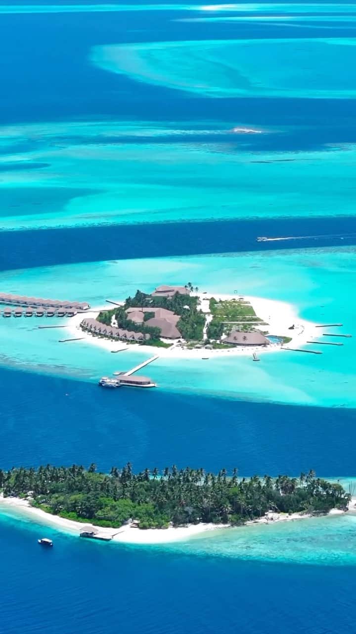 のインスタグラム：「Maldives Islands - Escape to Paradise.  Connect with us @nichegetaways to book your vacation in the Maldives.   🎥 @rizam.maldives   #nichegetaways #maldivesislands #luxurytravel #luxuryresort #travelinspiration #islandvacations #traveltheworld #fivestarresort #lagoon #beachresort #мальдивы #wanderlust #sandbar #beaches #islandgetaway #beachresort  #beachvibes #ocean #islands #aerialview #indianocean #vacation」