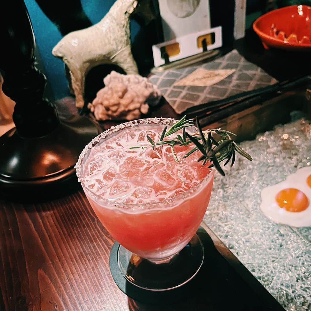 南波志帆さんのインスタグラム写真 - (南波志帆Instagram)「すいか好きとして、これまであらゆるすいかの飲み物を飲んできましたが、これは今年の夏にやっと出会えた世界一おいしいすいかのカクテルです…🍉🍸  気づけば9月。夏が終わってゆく〜  #9月」9月9日 23時03分 - nanbashiho