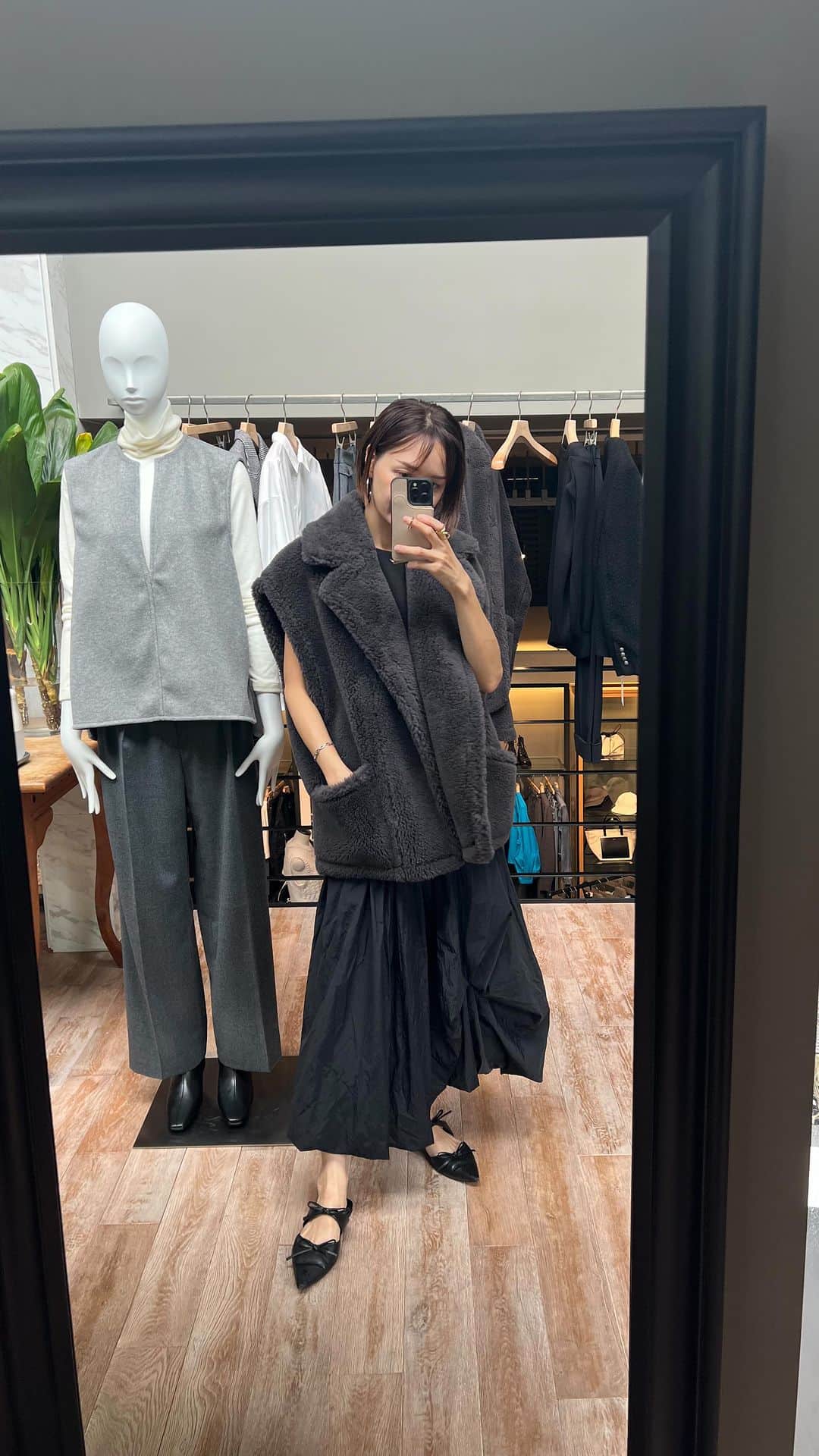 乙黒えりのインスタグラム：「@stateofmind.som のポップアップが @haunt_daikanyama ハウント代官山で開催中。 State of mindはいつもはオンライン販売のみで、私もよくオンラインでチェックしてたんだけど、店頭で見ると実際に試着できるからやっぱりいい✨ それにしてもここのセレクト全部好き❤️この空間が自分の家のクローゼットだったらいいのにと思う😆バッグのセレクトも神‼️ #ハウント代官山#ステイトオブマインド#ポップアップ#セレクトショップ#代官山#ファッション#コーディネート#ママコーデ#ママファッション」