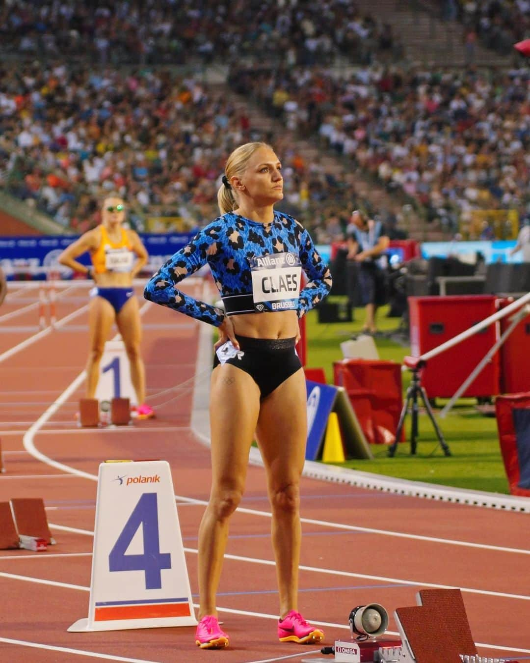 ハンネ・クレスのインスタグラム：「Absolutely loooved racing at the @allianzmemorialvandamme in front of my home crowd 🤩💎 Another 54” run and my 4th fastest time ever! 💙 Perfect end to a special season. 💘  Thanks for creating the magic yesterday night @golazogroup @planbelgium @unrun4254 💙🙏🏼  And thank all of you for the LOVE 🫶🏼」