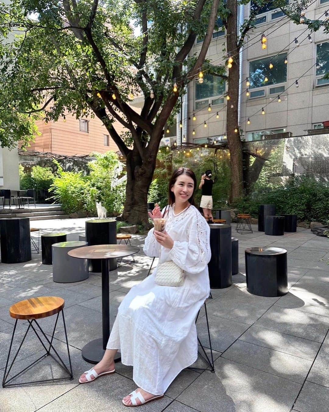 小澤名代さんのインスタグラム写真 - (小澤名代Instagram)「アックジョンは歩いているだけで楽しくて、 何か見つけるたびついつい入ってなんでも飲みたがる人たち。  カフェに適当に入ってもアイスティーもハーブティーも全部美味しいの♡  でも美味しいからって飲み過ぎ注意！（☜1番最後の写真参照）  #韓国カフェ #韓国カフェ巡り #韓国グルメ #アックジョン  #アックジョンカフェ #江南カフェ #江南カフェ巡り #コーディネート　#コーデ #韓国コーデ」9月9日 23時16分 - ozawanayo