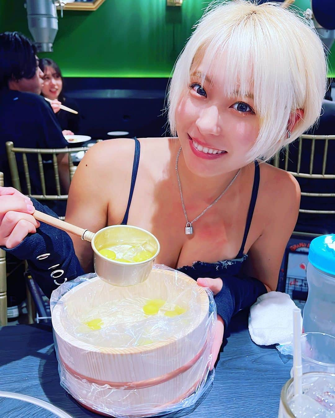 塚田綾佳さんのインスタグラム写真 - (塚田綾佳Instagram)「風呂桶チャミスルꕀ⋆🛀🍶♡ シャインマスカット入り!!💚💚  #おいしぃー!!( ᵒ̴̶̷̤໐ᵒ̴̶̷̤ )💓🥃 また呑みたいなぁ🤤  でも写真より、シャインマスカットの量が少なかったw  #肉の物語 @gogiiyagi っていうお店だよ🏠🇰🇷🌶🍖 韓国料理も美味しかったぁ❤︎  新大久保 めちゃくちゃ満喫した(∩ˊᵕˋ∩)･*  ー #あやぽんコーデ #ぽん散歩 #ぽんさんぽ　#お散歩 #新大久保 #韓国料理 #新大久保グルメ #gogiiyagi #風呂桶マスカット #彼女とデートなうに使っていいよ #SNS用レンタル彼女 #SNSレンタル彼女 #金髪ショート #グラビアアイドル #アイドル #アヤカップ #塚田綾佳 #あやぽん」9月9日 23時16分 - tsukada_ayaka