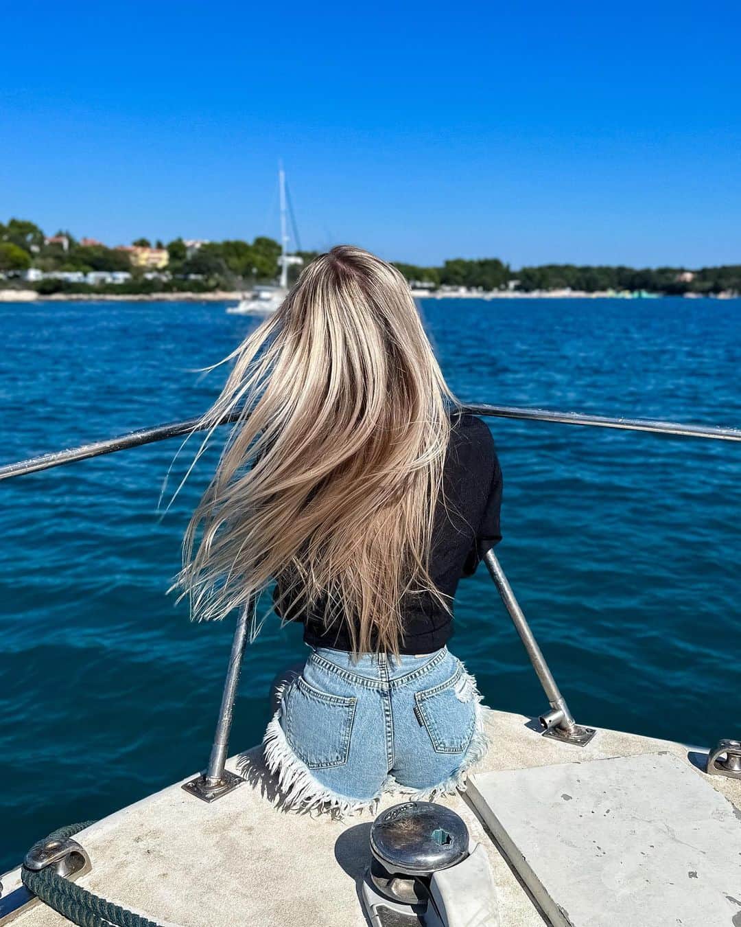 アガタ・クリゲルのインスタグラム：「Boat day 🤍  #boat #Croatia #Pula #vacation #summer #polishgirl」