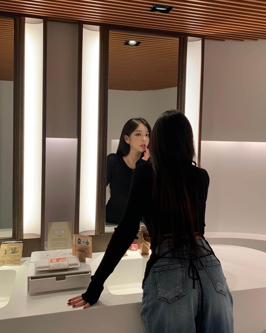 ユビンのインスタグラム：「지금 주문 1등 백스트링 골지 니트 🤎🤎 아이보리랑 블랙 느낌이 다르게 둘 다 예뻐서 깔별로 구매 해주시는 분들도 왕 많아요 😖 둘 다 예쁘니 못 고르겠는건 누구나 같나봐요 😗 일요일인 내일까지만 할인가로 진행 하니까 놓치지 마라요 💞💞💞😉  #모어리즈 #moreliz #니트」