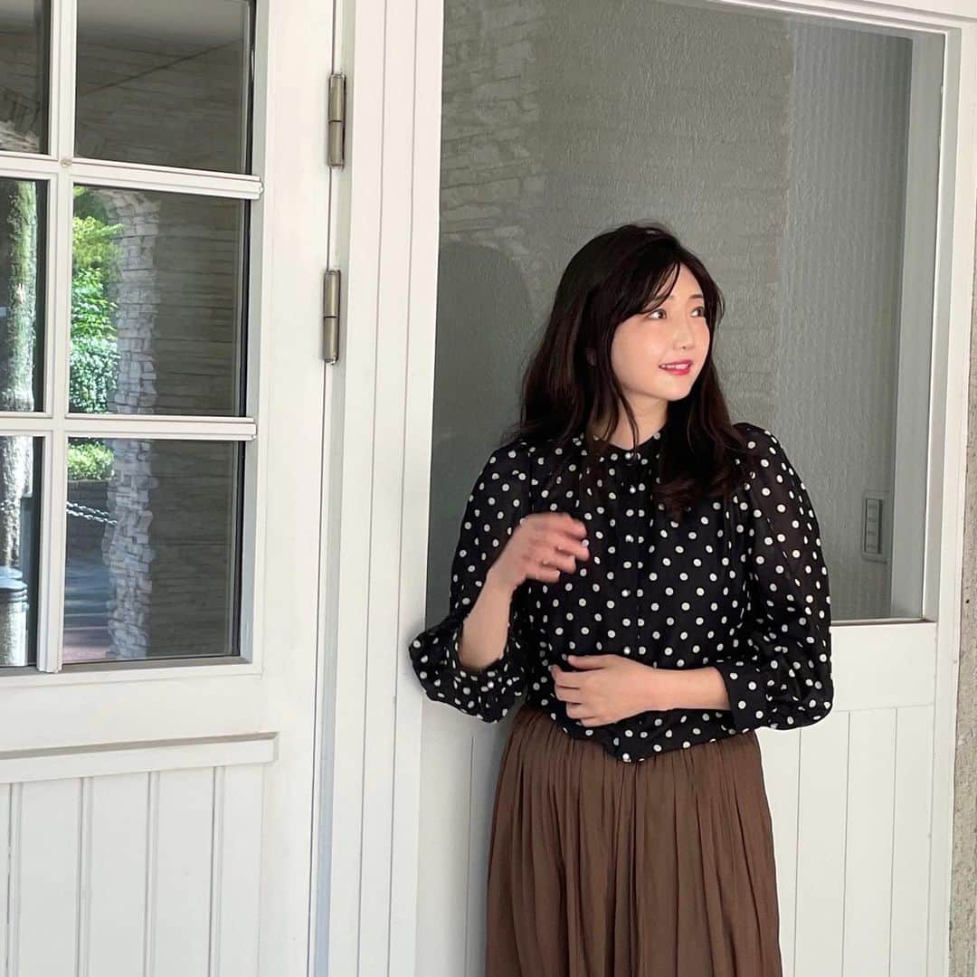 橘珠里のインスタグラム：「⚪︎⚫︎  先日のコーデ  ちょっと秋ぽくしました🍂  今からでも着られる、薄手生地のドットブラウスは、リボンありなしで使える2wayタイプです⋆͛  最近変えた髪型(黒髪、前髪伸ばし中)が難し過ぎて苦戦していますが、あたたかく見守っていただけると幸いです👩🏻笑  #toccocloset #tocco #blackhair #japanesefashion #doclasse #トッコクローゼット #トッコ #ブラウスコーデ #ブラウス #オフィスカジュアル #ドゥクラッセ #秋冬コーデ #シャツコーデ #黒髪」