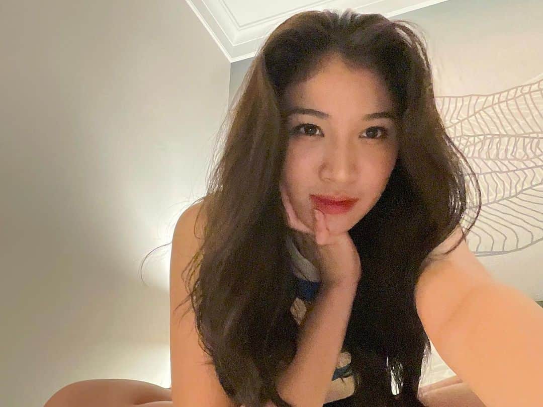 シャニ・インディラ・ナティオのインスタグラム：「Graduation single, soon!🤗」