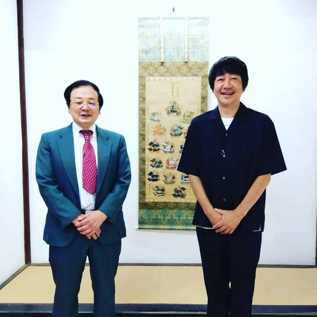 月に吠える。さんのインスタグラム写真 - (月に吠える。Instagram)「18代酒井家当主 忠久様に（写真のお方） ご挨拶出来ました。 そして 次世代の19代様、20代様にも お目通りさせて頂きました。 貴重なお話の数々 ありがとうございました。  酒井家の菩提寺である 大督寺のご住職様 ありがとうございました。 そして 庄内、鶴岡市の皆様 トークショーに来て頂いた方々 本当に ありがとうございました。 楽しかったー！  #酒井忠次 #酒井忠久 #大督寺 #鶴岡市 #庄内 #大森南朋」9月9日 23時13分 - tsukinihoeru.6960.naoomori