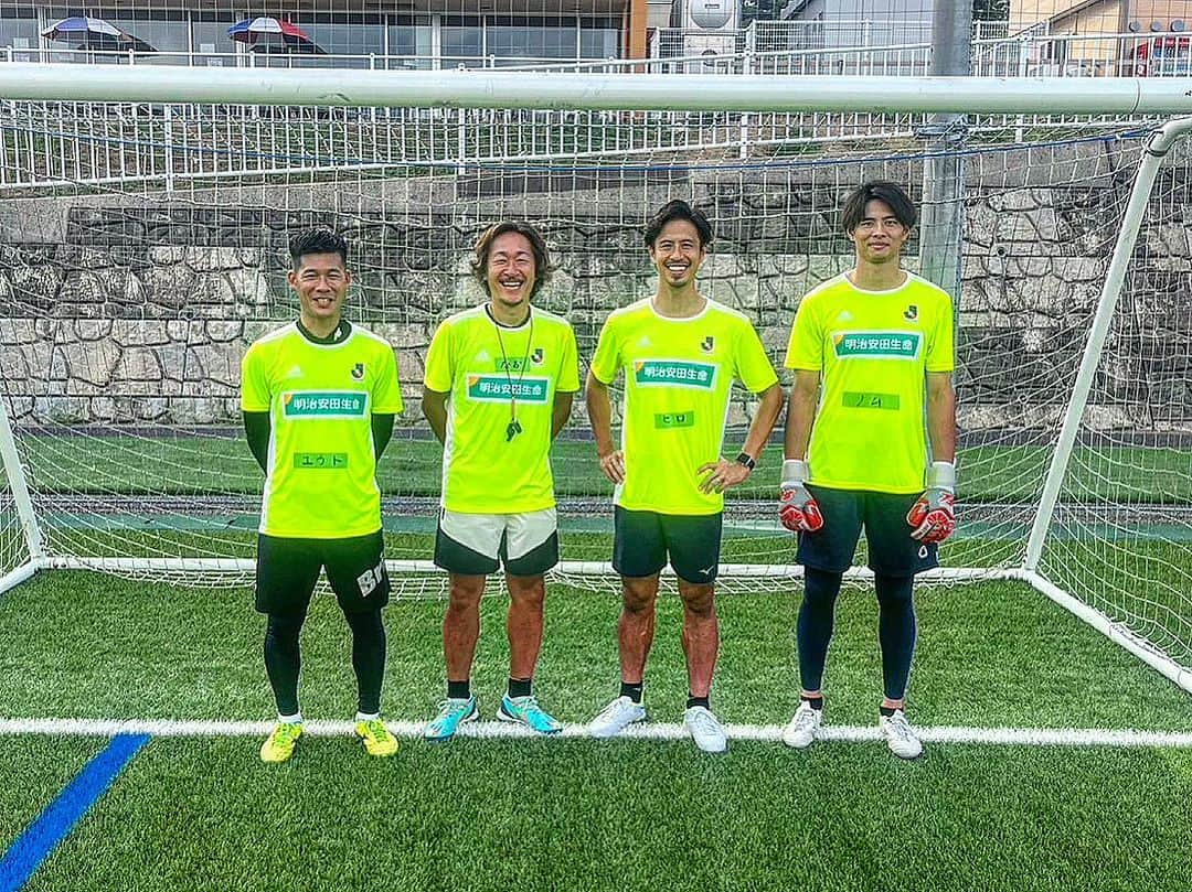 石川直宏さんのインスタグラム写真 - (石川直宏Instagram)「『JリーグMYサッカー教室 in 長岡』  Jリーグ選手OB会 @j.league_players_ob  で全国各地で行っているサッカー教室⚽️  今回は明治安田生命長岡支社の皆さんにご協力いただきました🤝  メンバーは #廣井友信 コーチ @t.hiroi27  #野村政孝 コーチ @masatakanomura  #小野悠斗 コーチ @onoyutoofficial   サポートには、#日本プロサッカー選手会 #JPFA  事務局の佐藤くんが👏 @maaashiii1126   100名近い子どもたちが参加してくれました✨  素晴らしいピッチの上で子どもたちはもちろんコーチ陣もそれぞれのテーマで躍動！！  みんながそれぞれにチャレンジする事が出来ました🙌  次はどこで、どんなメンバーとの出会いがあるかな〜✨  貴重な機会をありがとうございました！！  #JリーグMYサッカー教室 #明治安田生命 #jleague #Jリーグ #Jリーグ選手OB会 副会長 #NaohiroIshikawa #石川直宏」9月9日 23時14分 - sgss.18