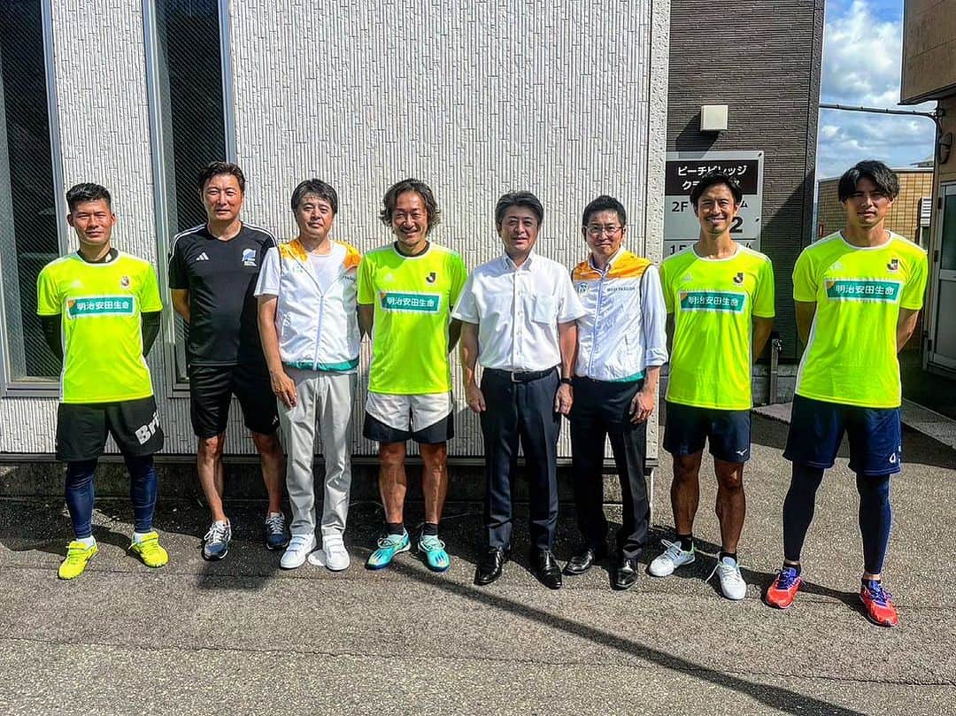 石川直宏さんのインスタグラム写真 - (石川直宏Instagram)「『JリーグMYサッカー教室 in 長岡』  Jリーグ選手OB会 @j.league_players_ob  で全国各地で行っているサッカー教室⚽️  今回は明治安田生命長岡支社の皆さんにご協力いただきました🤝  メンバーは #廣井友信 コーチ @t.hiroi27  #野村政孝 コーチ @masatakanomura  #小野悠斗 コーチ @onoyutoofficial   サポートには、#日本プロサッカー選手会 #JPFA  事務局の佐藤くんが👏 @maaashiii1126   100名近い子どもたちが参加してくれました✨  素晴らしいピッチの上で子どもたちはもちろんコーチ陣もそれぞれのテーマで躍動！！  みんながそれぞれにチャレンジする事が出来ました🙌  次はどこで、どんなメンバーとの出会いがあるかな〜✨  貴重な機会をありがとうございました！！  #JリーグMYサッカー教室 #明治安田生命 #jleague #Jリーグ #Jリーグ選手OB会 副会長 #NaohiroIshikawa #石川直宏」9月9日 23時14分 - sgss.18