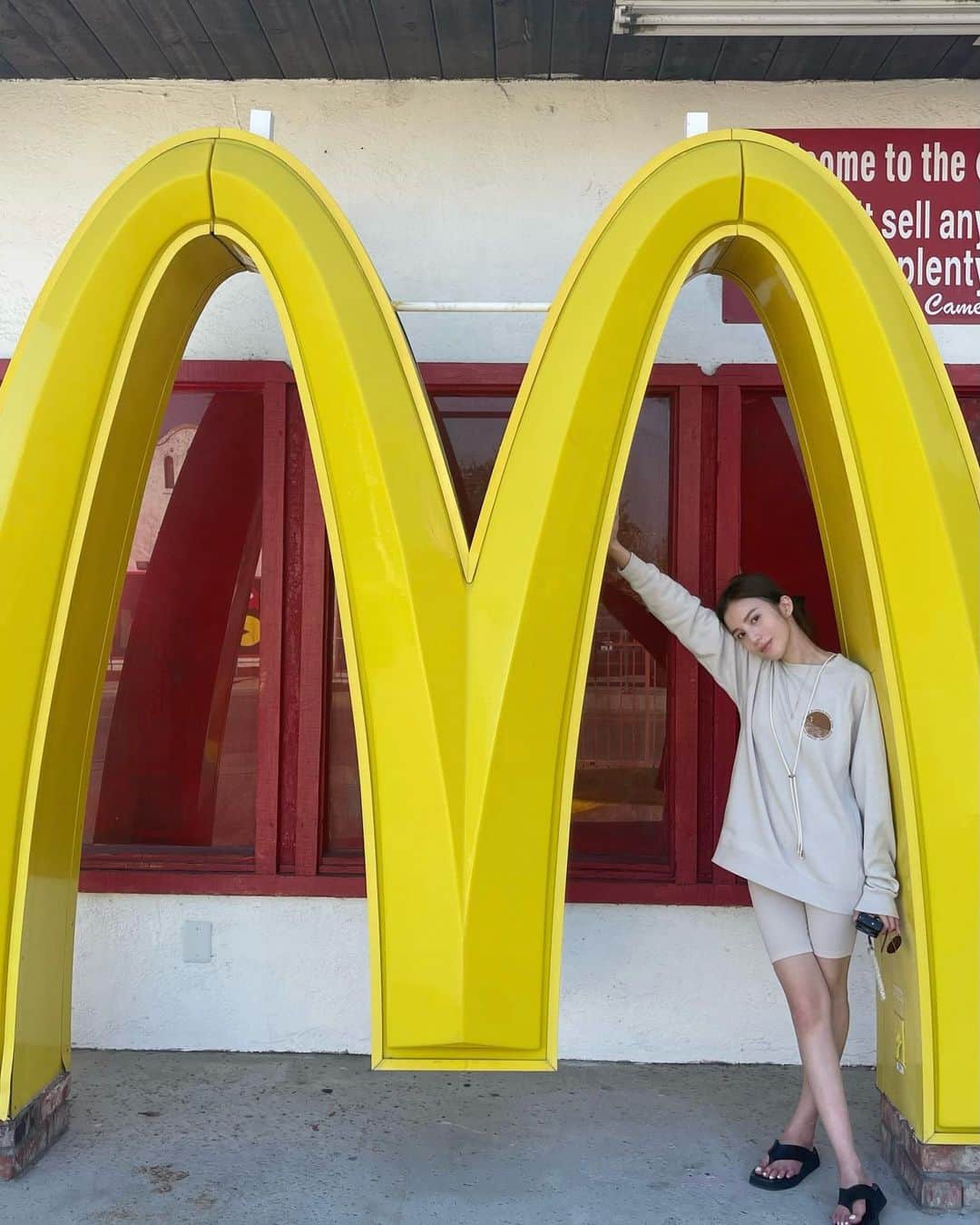 チャン・チュンニンのインスタグラム：「The Original McDonald’s Museum位於66號公路附近，是第一家麥當勞餐廳的誕生地。當我們走近博物館，一位先生站在櫃檯，手持計數器，他告訴我們，我們是這個博物館的第144位參觀者。這句話我印象深刻  博物館的內部雖然不大，但展示的內容卻非常豐富多彩。這裡展示了最早期的廚房器具、菜單（照片6）、新聞報導，還有早期的麥當勞員工和各國兒童餐附贈的玩具等等。我甚至看到了最早期的奶昔哥哥的人偶裝。（照片5老實說第一眼覺得驚悚）其中，最讓我回憶起童年的，是大鳥姐姐👧🏼～看著這些玩具瞬間勾起了我許多美好的童年回憶。  博物館外部也擺放了許多麥當勞的吉祥物和一些讓人一看就能迅速辨認的歷史痕跡。這些展示品都經歷了歲月的考驗，但依然讓人懷念🥺  總體來說，博物館可能看起來不起眼，也有些年頭了，但你能夠感受到這裡承載著豐富的歷史故事。這裡也是個絕佳的拍照地點，我極力推薦有機會的人來參觀一下。」
