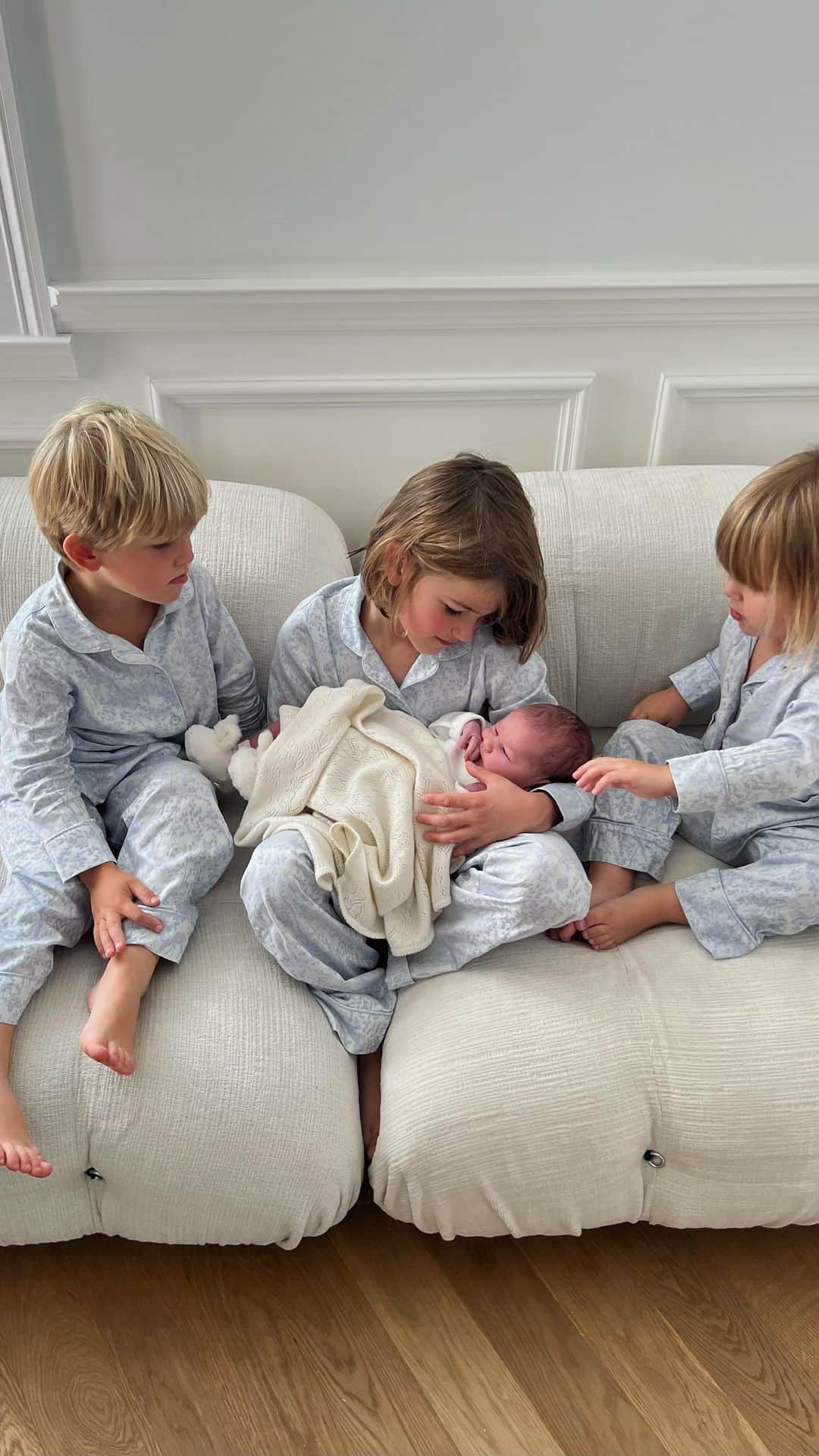 ペニーレ・タイスベックのインスタグラム：「A little glimpse from the first time the boys got to hold their baby sister🥹 Love at first sight♥️」