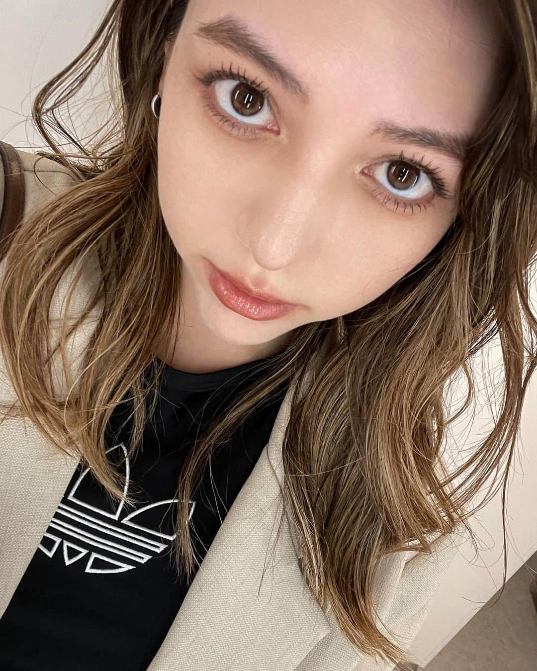 峯りあなのインスタグラム：「近々眉毛アートしに行くために自眉毛生やしまくり🦅 実は結構三角なお眉です⛰️」