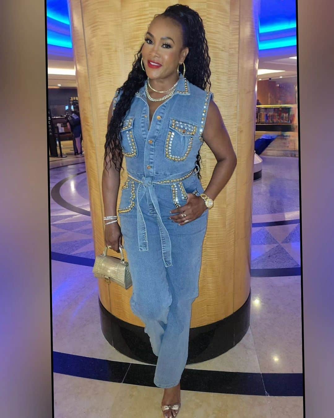 のインスタグラム：「GM Dawlings! Day #1 in da NYC for #USOPEN tennis! #LETSGOCOCO Much LUV to my GURL @bevysmith for my YUMMY & FAB dinner @tatianabychefkwame Viv's Rocking @bellofcalifornia jumpsuit @alexander_birman shoes @balenciaga bag @candyicejewelry Makeup by @laniecekingmua Hair/Pix/Video @_esbi3 #LifeIsGood #GodIsGood #Blessed #Respect #GurlPower #VivicaFoxHair #TeamVivica #TeamFox #MyGrindDontStop #LegitimateCareers #BossMoves #LoveWins #ClassicBadChicks 🔥🖤💙👸🏽🤑🎾🔥」