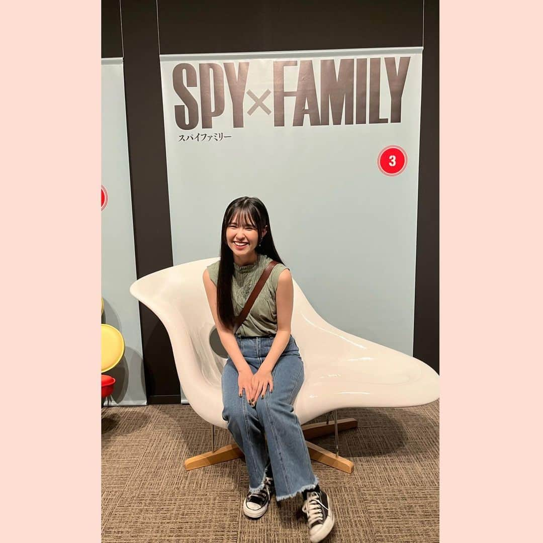 大曲李佳さんのインスタグラム写真 - (大曲李佳Instagram)「🕶️🥜  SPY×FAMILY展に行ってきた時の🪖 写真いっぱい撮ったからどれ載せるかだいぶ迷った🤦🏻‍♀️♡ まさかの表紙の椅子もあって欲張って全部座っちゃった🤭！ SPY×FAMILYアニメ2期も映画も楽しみー！！  6枚目は、ボンドの椅子が動いて驚いてる大曲です💁🏻‍♀️  .」9月9日 23時28分 - omagari_