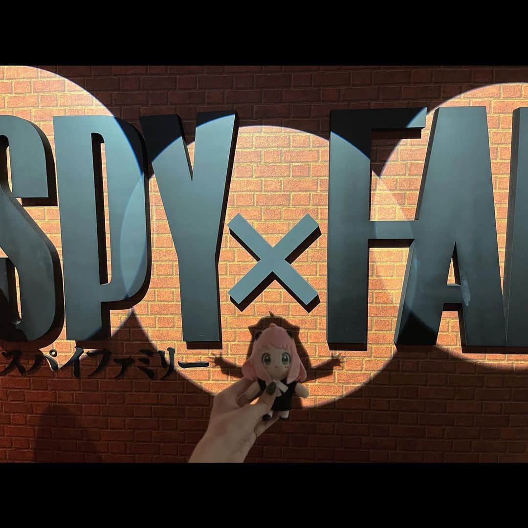 大曲李佳のインスタグラム：「🕶️🥜  SPY×FAMILY展に行ってきた時の🪖 写真いっぱい撮ったからどれ載せるかだいぶ迷った🤦🏻‍♀️♡ まさかの表紙の椅子もあって欲張って全部座っちゃった🤭！ SPY×FAMILYアニメ2期も映画も楽しみー！！  6枚目は、ボンドの椅子が動いて驚いてる大曲です💁🏻‍♀️  .」