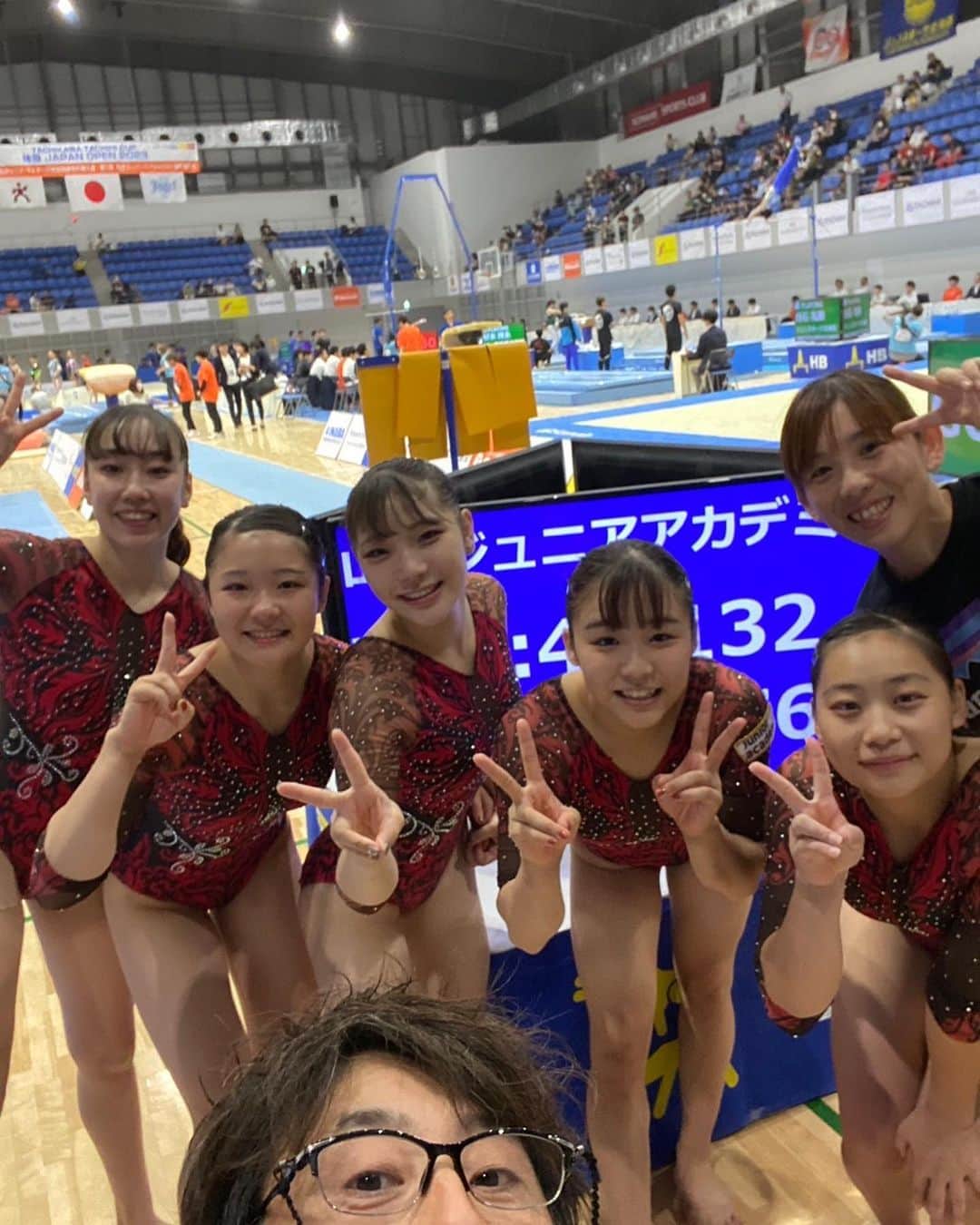 梶田凪のインスタグラム：「ーー全日本シニア2023ーー  団体4位  3週間ほど前にギックリ腰になって、1週間前にもう一回やってほとんど体を動かせていない状態で会場に来ました 出るか出ないかギリギリまで考えて、チームの為に0.1でも稼ぐために試合をしましたが…  自分の調整不足、失敗で0.4足りず💦全日本団体の権利は取れませんでした。 後悔ばかりです。みんなごめんなさい。やすたか先生、ごめんなさい。  ギリギリの状態でも試合ができるように、たくさんの人が手を貸してくれて、声をかけてくれて、ケアしてくれて、いろんな人のお陰でなんとか演技ができたとも思います。感謝です。ありがとうございました🙇‍♀️  今後の目標 　→体を強くして、万全な状態で試合を迎える」