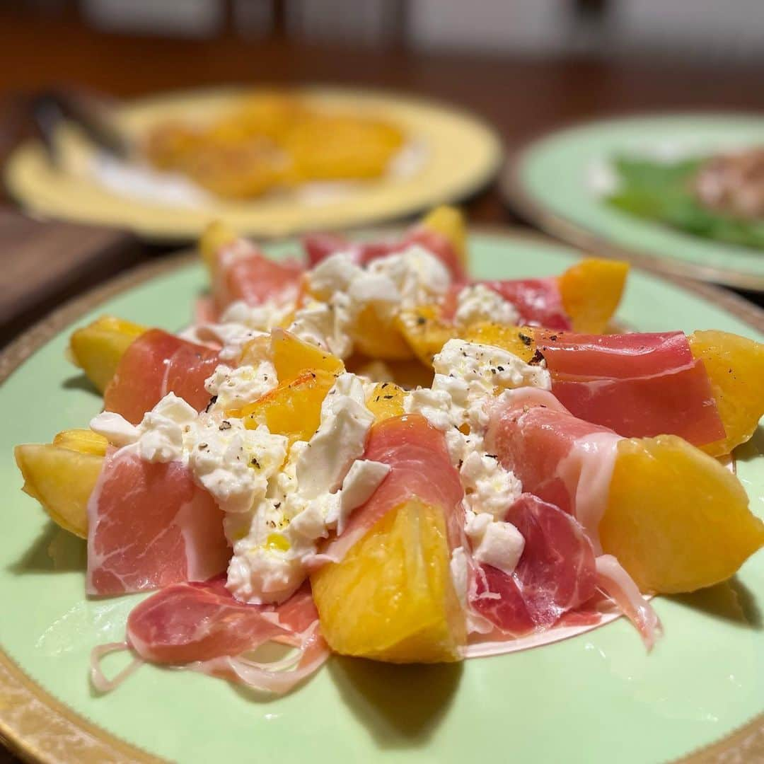 大庭絃子のインスタグラム：「美味しい夏レシピ🍑🧀 旬の食材が美味しい! ⁡ #出張レッスン#ヴァイオリン教室 #出張コンサート#夏レシピ#黄桃#軽井沢グルメ #旬の食材 #鳥の丸焼き きれいに解体できるようになりたい🐔 #秋の訪れ」