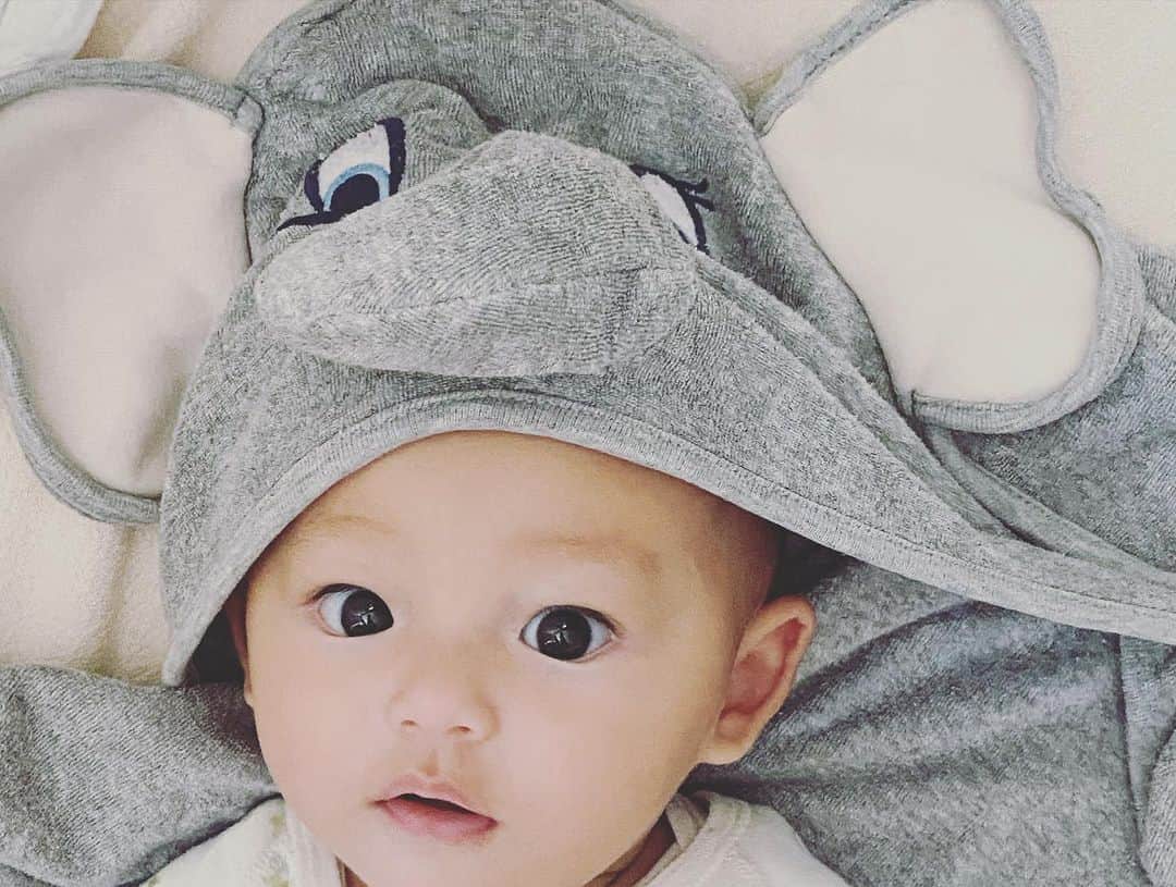 YOPPYのインスタグラム：「. 3人目の出産の時 赤ちゃんが産まれるときにしたいことは #カンガルーケア　だった  1人目も2人目もその願いは叶わなかった  3度目の正直？！ 2度ある事は3度ある？！  臨んだ3人目の出産 叶わなかった  助産師さんが言うには 生まれたての赤ちゃんの呼吸の安定感があまりよろしくないと  その瞬間　あたしの叶わぬ夢になりました　  カンガルーケア 略して ガルケア  本当に憧れておりました　#ガルケア　様」