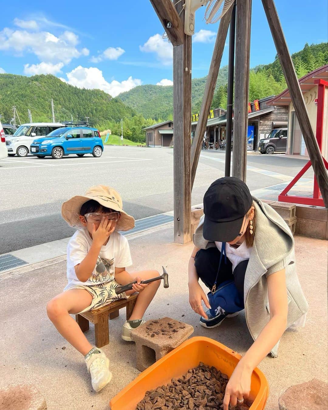 rinのインスタグラム：「⁡ ⁡ ⁡ ⁡ 息子の強い要望で今日は化石発掘へ🤣 ⁡ 🦈loverだけどYouTube見て 恐竜熱もそこそこあり🦖 ⁡ 目をカバーするメガネ姿が なんとも😂 3枚目のブサカワというか　 ちっさいオッサンのような姿が 可愛いくて可愛いくて🤭🫶笑 ⁡ ちなみにかんちゃん帽子は 姫セン行った時に帽子忘れて 急遽買った姫セン40周年記念ロゴ入り🫡 なかなか使えて普通に可愛い🤭 ⁡ ⁡ ⁡ ⁡ ⁡ ⁡ #息子とデート#休日#化石発掘体験 ⁡ ⁡ ⁡ ⁡」