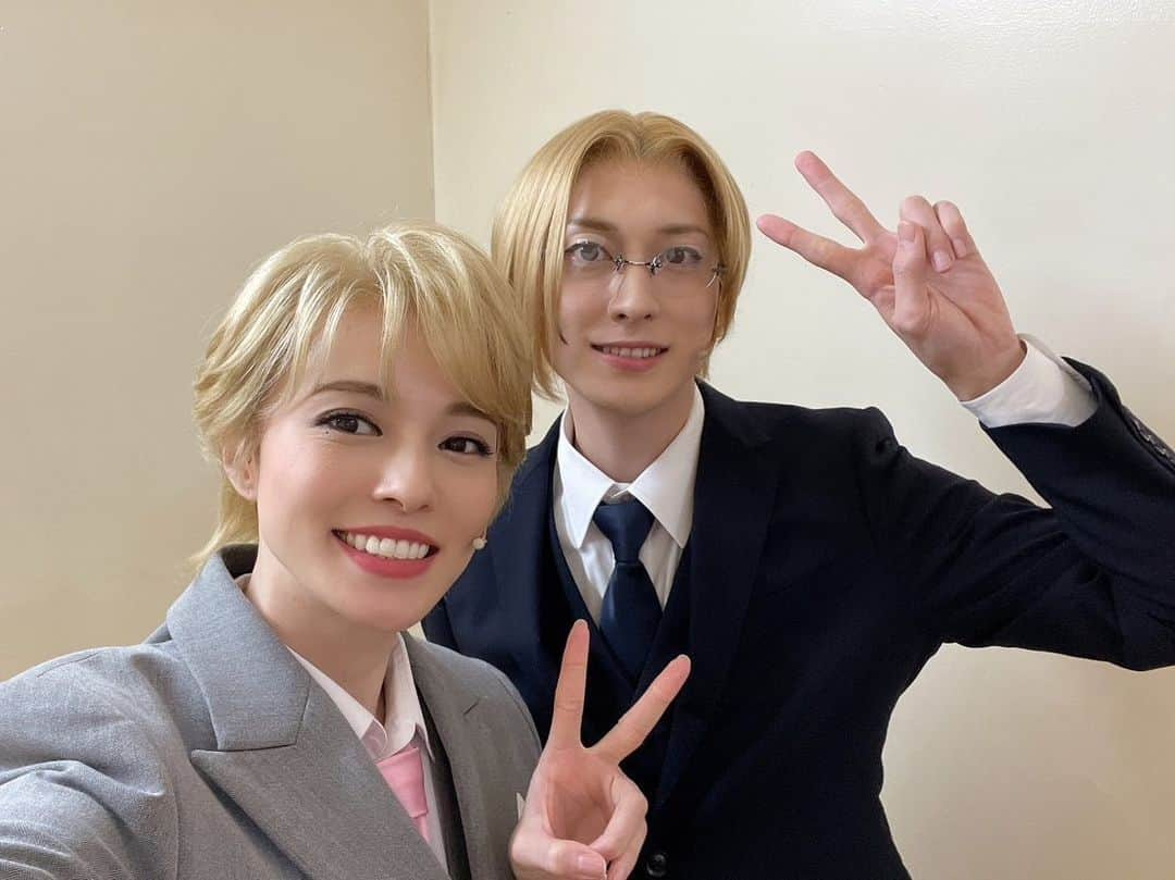 山本一慶のインスタグラム：「本日もモリミュありがとうございました！  今日はボンドさんと！ そして、兄さんを想う5人！  明日でラスト…。 最後までルイスを生きたいと思います✨  #憂国のモリアーティ #モリミュ #ルイス #山本一慶」