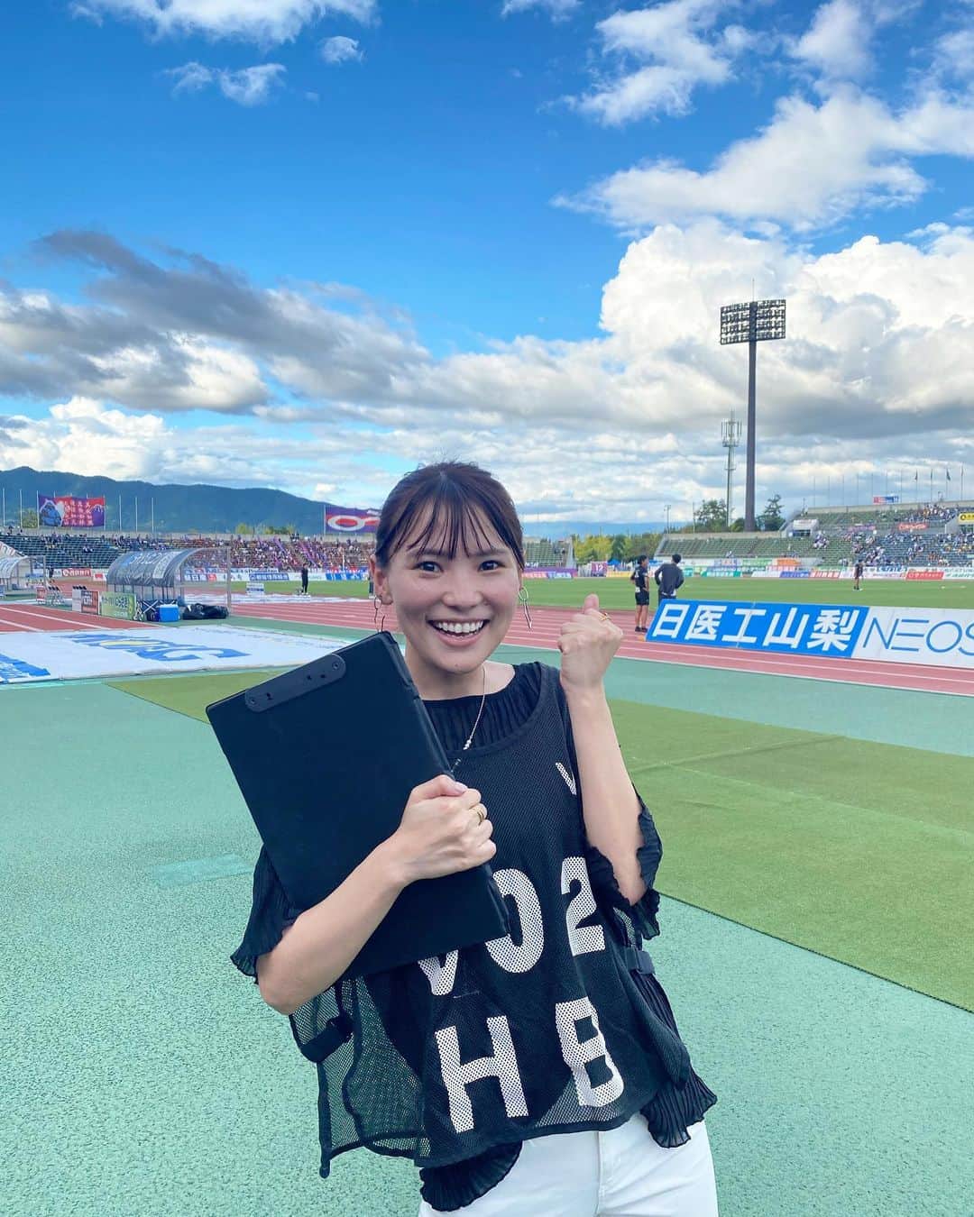 のインスタグラム：「. jリーグ中継でした！ 甲府vs大分 . 一瞬も目の離せない展開でした！ 大きな大きな勝ち点3⭐️ ありがとうございます‼️ . 深田アナと☺️！ . #jリーグ #vfk  #ventforet」