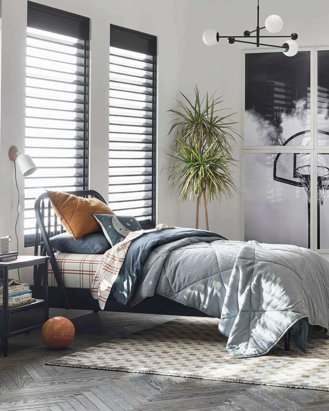 ジャスミン・トゥークスのインスタグラム：「Meet our new Bodie bedroom. A style score from every angle—a black bed, dresser and nightstand, soft organic bedding, comfy cord lounger and iconic basketball print. We call that a win!  #BedroomInspo #KidsRoom #KidsFurniture #KidsDecor」