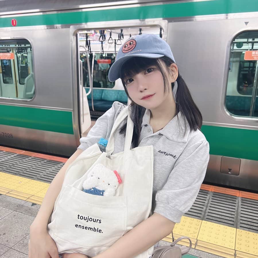 のインスタグラム：「おねんねキティちゃん付いてるトートバッグかわいいでしょー♥️ @asknowasplus さんのだーよ！」
