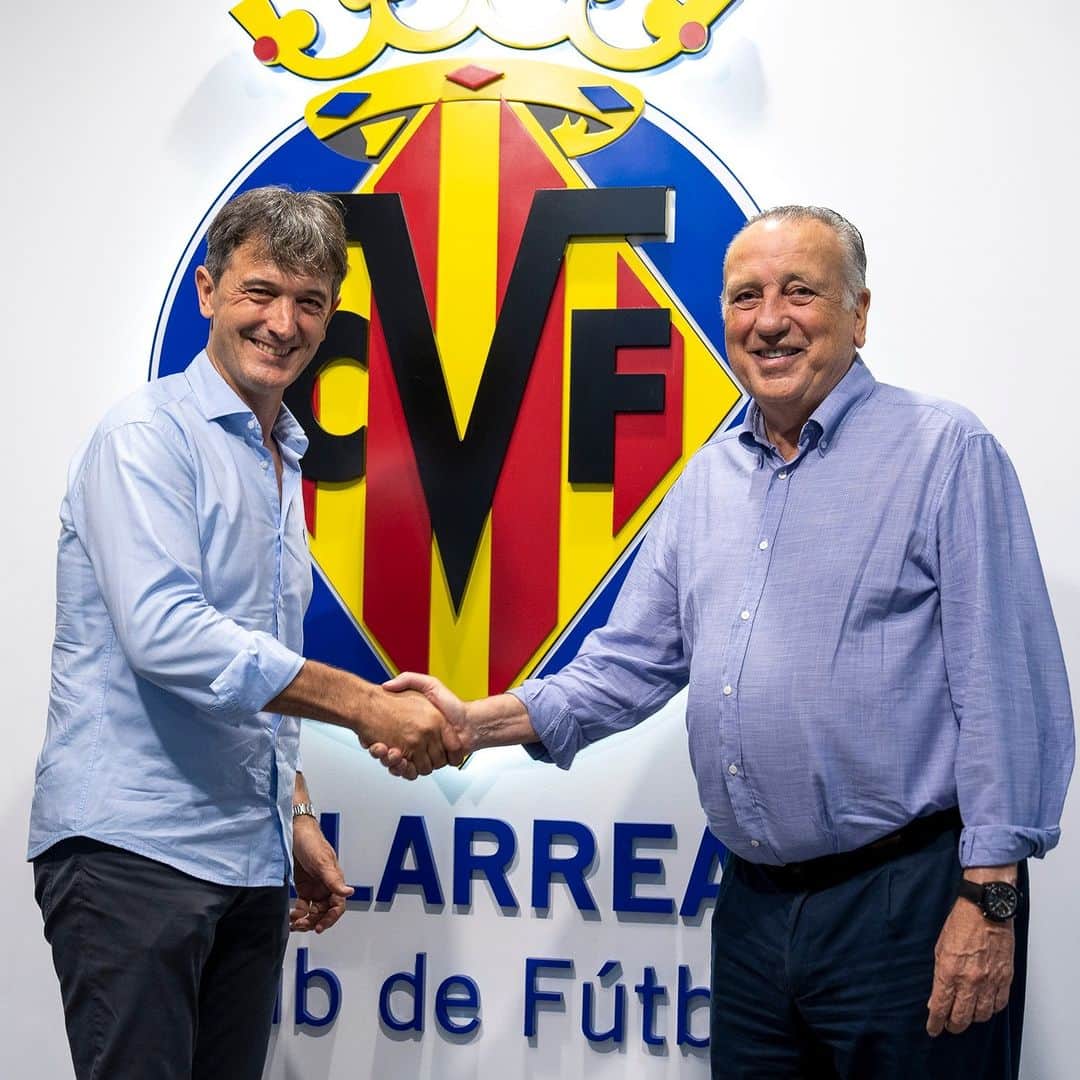 ビジャレアルCFのインスタグラム：「Nuestro nuevo entrenador 🤝📝  Benvingut, Pacheta!」