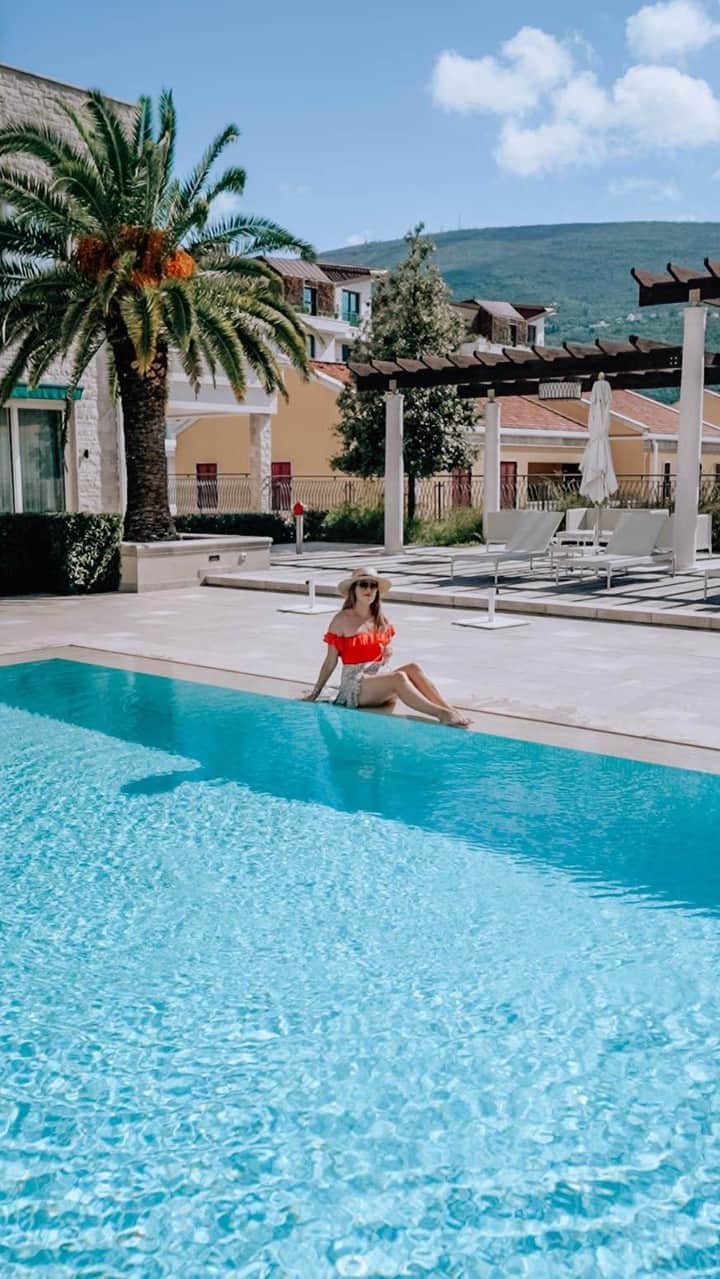 Izkizのインスタグラム：「Romanticising life is easy at Portonovi in Montenegro ✨🍷 Cheers to the last of the h̶o̶t̶ slow girl Summer here…finding peace in a more balanced & meaningful way through slowing down and using the less = more mentality. Doing less. Connecting. Having deeper experiences 💙 Portonovi is the absolute perfect place to unwind. #Portonovi #TheAddressThatBecomesYourHome #AdriaticHaven AD」
