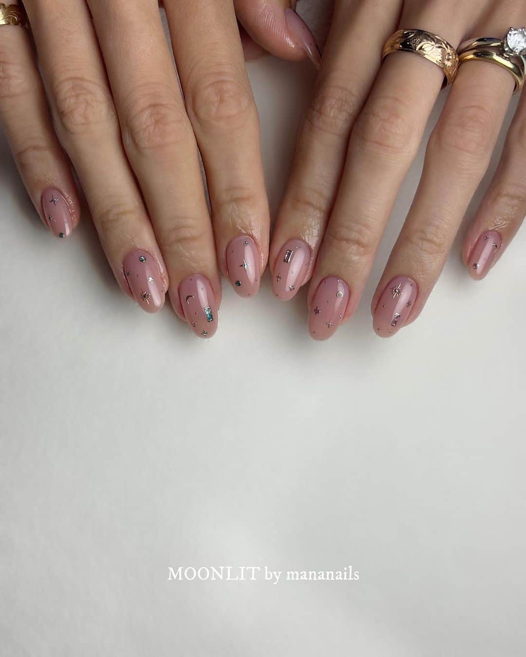 mananailsのインスタグラム：「💎💫🌙✨🌟  Bed skin pinkベースにキラキラ💫 エメラルドとアメジスト🫑🍇  ☾120minオフ込み」
