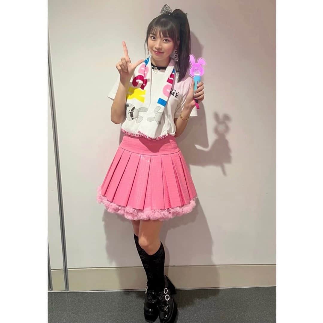 牧野真莉愛さんのインスタグラム写真 - (牧野真莉愛Instagram)「♡ ♡ ✨️🎸LOVE IT! ROCK 2023🐰🎸✨️ 2023.8.27🐰国立代々木競技場第一体育館 ラヴィット！ロック イズ ノットデッド🐰❣️ 🎀 配信チケット発売中❣️ ⚠️販売は9月10日(日)12:00まで❣️❣️⚠️ (見逃し視聴は9月10日(日)23:59まで) 🌈🌈🌈🌈🌈🌈 【問1】ラッピーちゃんのペンライトくれたのだーれ🐰？？ ヒント💡“まりブロ”みてね💕💕※プロフィールから飛んでね🐨 ♡  #TBSテレビ さん✨ #ラヴィット！🐰  #ラヴィットロック2023 🐰🎸 #川島明 さん #田村真子 アナウンサー #モーニング娘23 #牧野真莉愛」9月9日 23時41分 - maria_makino.official