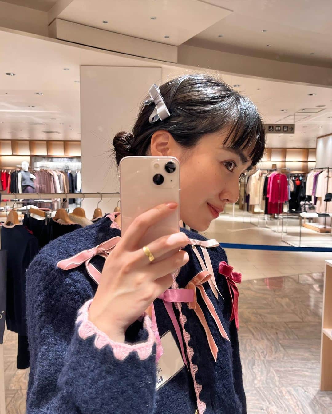 のインスタグラム：「See you tomorrow ! 10:00-20:00伊勢丹新宿店にて待ちしています。  伊勢丹新宿の皆さん疲れているだろうにバックヤードでも優しくて、これって対お客様だけじゃなくて精神なんだな...とジーンとしました。絶対これからも(特にハレの日は)ここで買い物するって誓いました。  誰にも奪えない日本一の百貨店よ！  🎀ネイビーリボンカーディガンを着ています #KIOSKFOXCO」