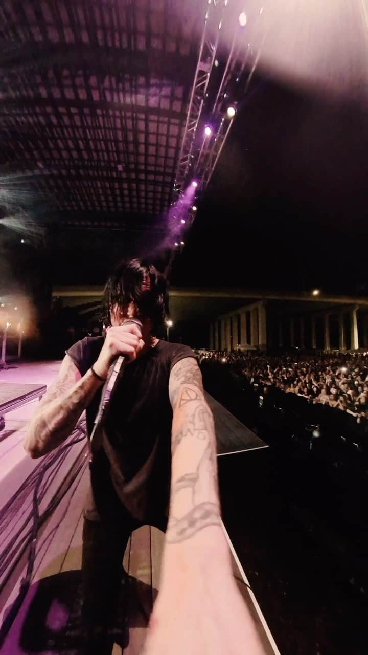 ジャスティン・ヒルズのインスタグラム：「Ok Harrisburg, PA I see you! 👀 What a show. Thank you for standing in the rain with us! Video: @nickalausstafford #sleepingwithsirens」