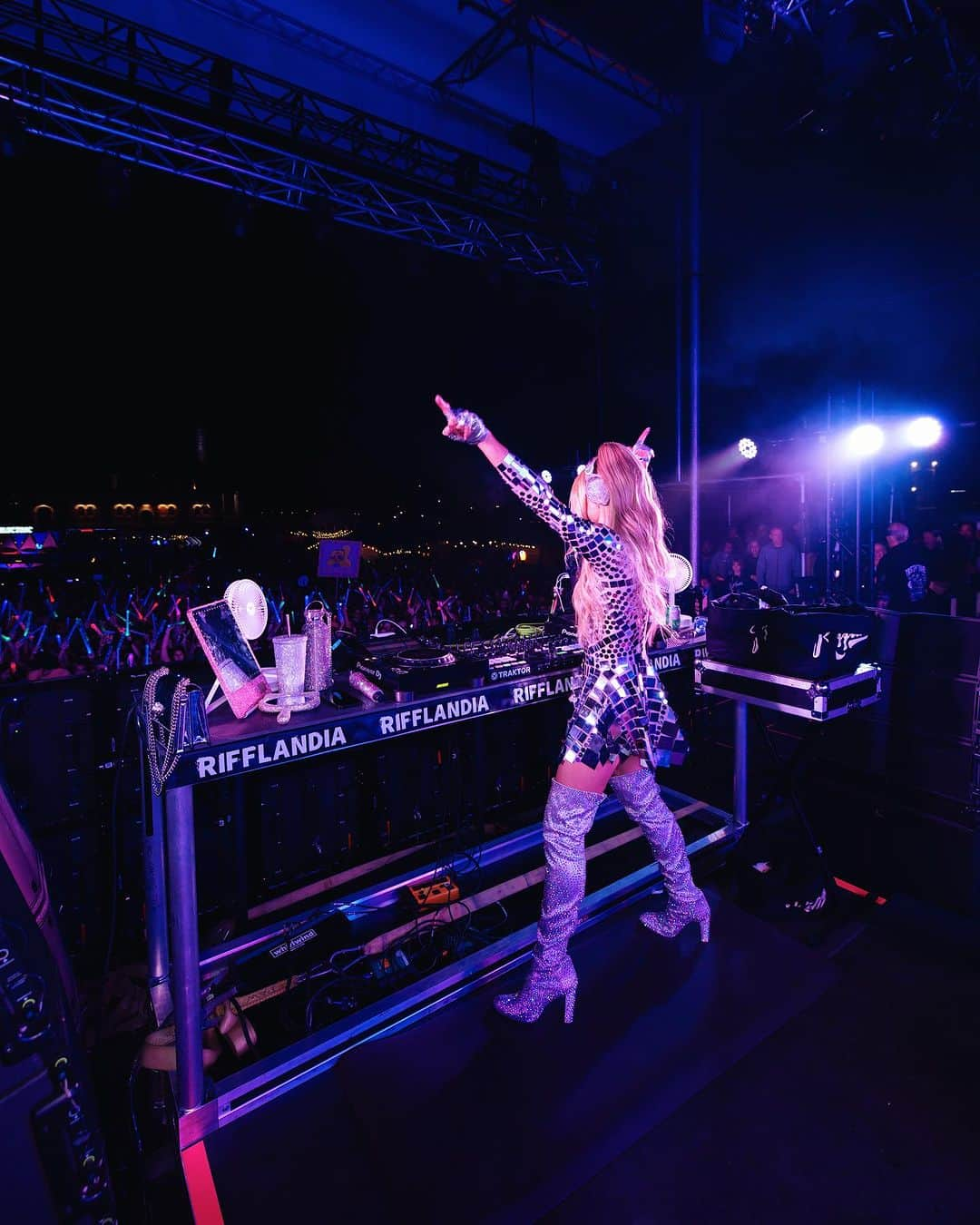 パリス・ヒルトンさんのインスタグラム写真 - (パリス・ヒルトンInstagram)「Thank you @Rifflandia!✨ I had the most epic time last night playing for you!🎧👱🏼‍♀️🎶 Love you all so much!🥰💗🎧 What an iconic night!🥳 #Sliving 🔥」9月10日 5時18分 - parishilton