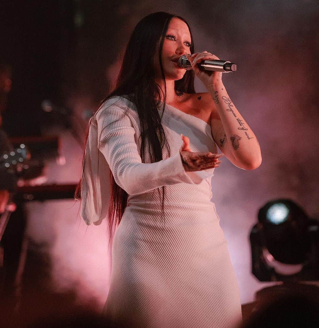 ノア・サイラスのインスタグラム：「i saw jesus AND a shooting star during our set at the ogden amphitheater,, see y’all tonight in st. louis 🌠🩵🏹👁️⃤」