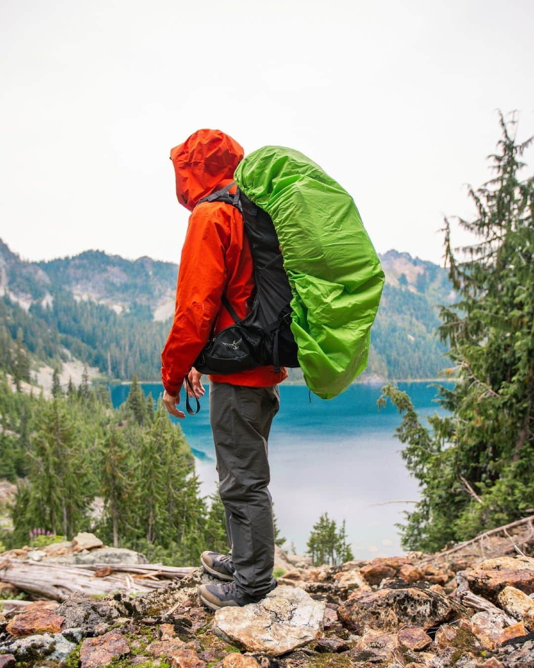 オスプレーのインスタグラム：「Can we get a little commotion for the ultralight raincover? 🌧️  #OspreyPacks」