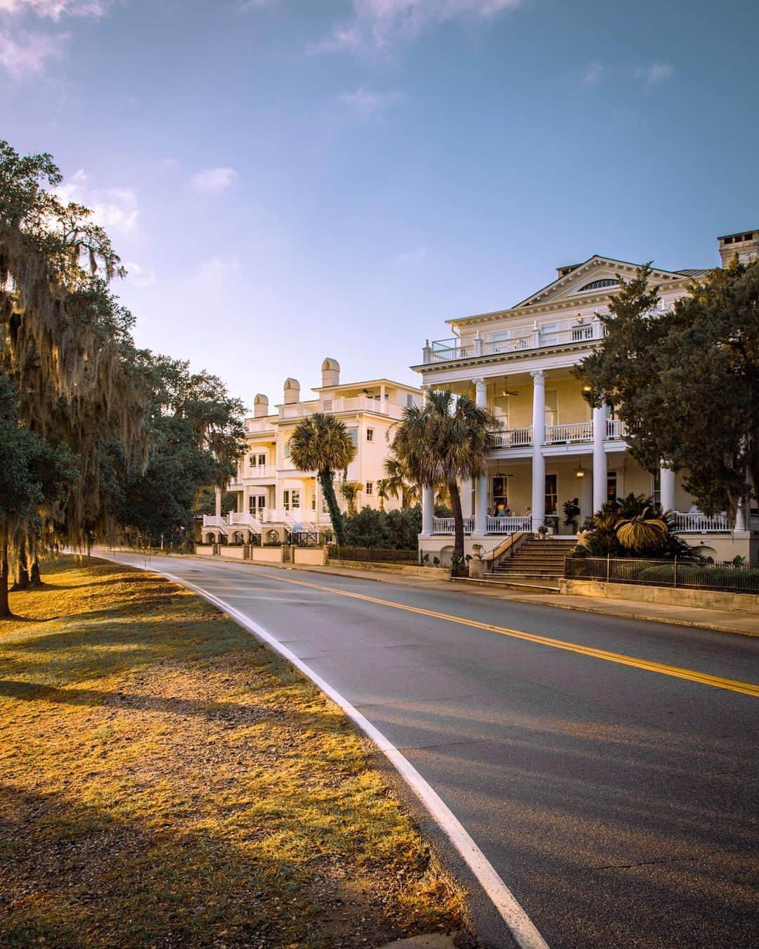 Visit The USAさんのインスタグラム写真 - (Visit The USAInstagram)「Let these photos of Beaufort, South Carolina answer your question of “where to next?” 😉  Escape to this picturesque coastal town—that you might have already seen in world-famous movies like Forrest Gump—and save this essential itinerary for your trip: ☑️Explore the 19th-century Hunting Island lighthouse at Hunting Island State Park ☑️Take a stroll through the Downtown Beaufort Historic District ☑️Visit the renowned Chocolate Tree chocolate shop seen in Forrest Gump ☑️Stay at the charming Beaufort Inn  📸: @jasminealley  #VisitTheUSA #DiscoverSC #Luvbft #SouthernCharm #CoastalLiving  (tag: @jasminealley @discover_sc @visit_beaufortsc)」9月10日 0時00分 - visittheusa