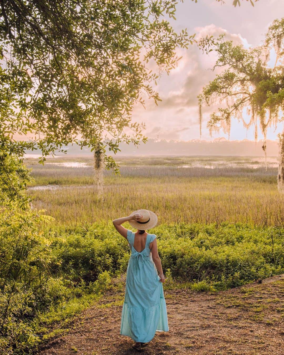 のインスタグラム：「Let these photos of Beaufort, South Carolina answer your question of “where to next?” 😉  Escape to this picturesque coastal town—that you might have already seen in world-famous movies like Forrest Gump—and save this essential itinerary for your trip: ☑️Explore the 19th-century Hunting Island lighthouse at Hunting Island State Park ☑️Take a stroll through the Downtown Beaufort Historic District ☑️Visit the renowned Chocolate Tree chocolate shop seen in Forrest Gump ☑️Stay at the charming Beaufort Inn  📸: @jasminealley  #VisitTheUSA #DiscoverSC #Luvbft #SouthernCharm #CoastalLiving  (tag: @jasminealley @discover_sc @visit_beaufortsc)」