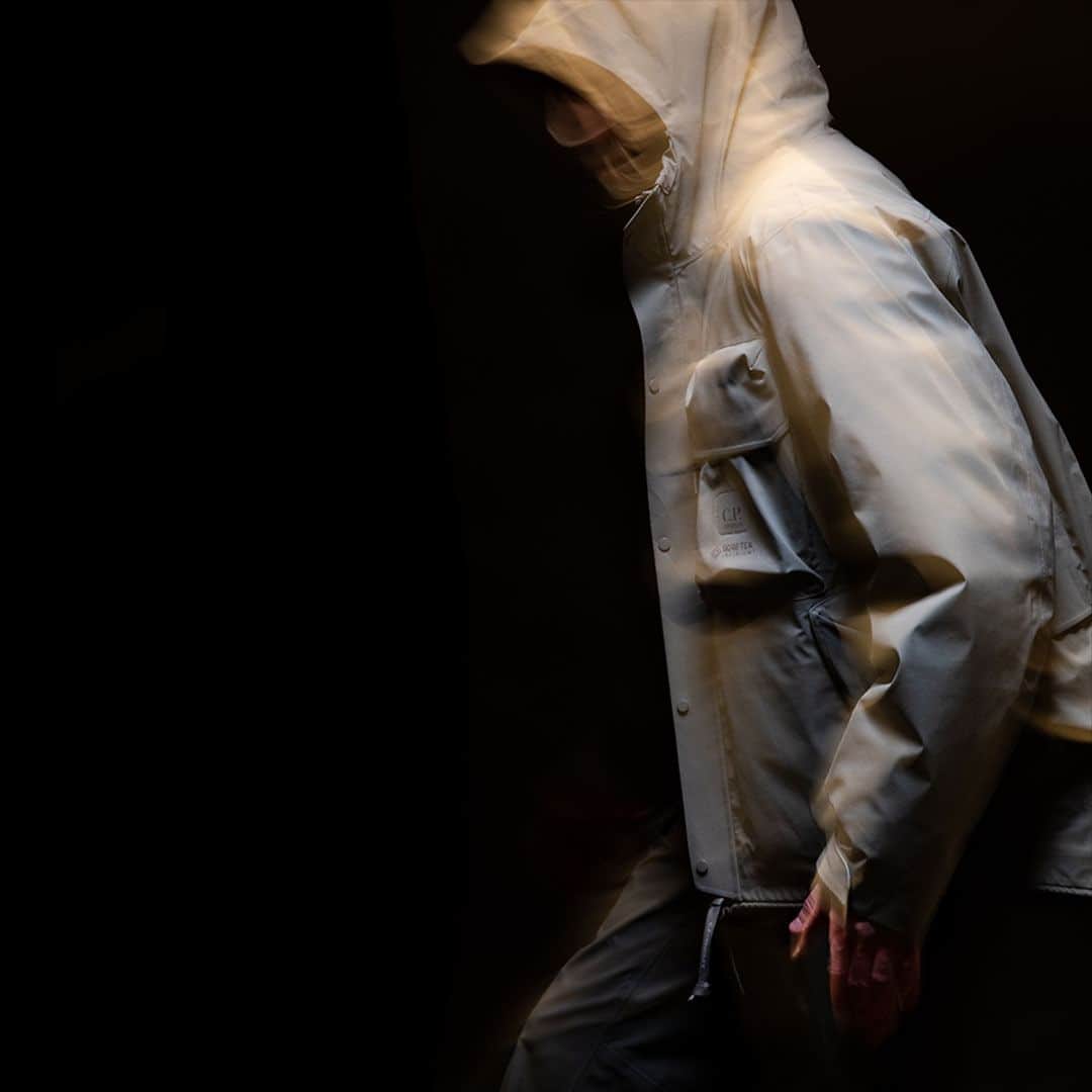 シーピーカンパニーのインスタグラム：「Driven by technical performance and cutting edge innovation the FW023 C.P. Company Metropolis Series features GORE-TEX Infinium throughout a number of its garments. A highly efficient water resistant and breathable membrane (complemented by the addition of taped seams) whose deceptive lightness makes it particularly suited to life in the city.   Discover more at the link in bio.」