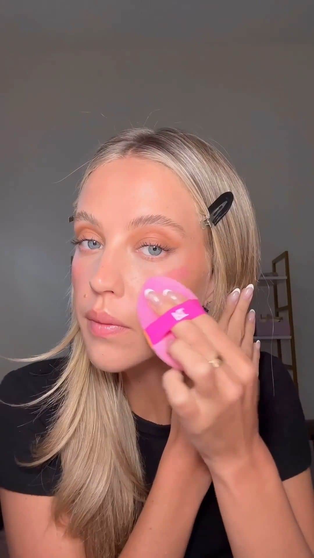 Real Techniquesのインスタグラム：「A must-have for makeup lovers who want a flawless base all-day long🙌  Paired with your favorite setting spray, you can touch up your concealer with the orange side and then set it with powder using the pink side to keep creasing away for the ultimate blurred base.   Grab the 2-in-1 Miracle Powder Puff from @ultabeauty! 🎥: @kbelllbeauty」