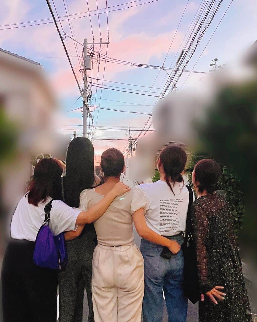 のインスタグラム：「. 今年もやってきました！ 9月10日はーーーーーーー？？？？ . °C-uteの日ーーーー❤️💙🩷💚💛 . 写真はいつの日か、みんなで見た朝焼け☀️♡ 今年はありがたい事に、ハロプロ25周年という事もあり、国立代々木競技場・第一体育館にて『Hello! Project 25th ANNIVERSARY CONCERT』で過ごす°C-uteの日です😭😭😭 久々に立つ大きなステージに、今からワクワクドキドキそわそわです💓 今回出演できないなっきぃや、千聖、舞の想いも乗せて愛理と共にステージに立ちたいと思います‼️ 想像するだけで、あの頃の高揚感とか、滾る感じとか、、、思い出してうっしゃーーー✊✊✊✊✊って気合いが入ります✨ 5人いれば無敵だもん☺️❤️ 3人からたくさんパワーをもらって、そのパワーも合わせて放出したいと思います‼️‼️‼️ こんなに長いことハロプロを支えてくれた多くの方々に、感謝と愛を込めて、、、最高の一日にしてきます✊♡ . みなさんにとっても、素敵な°C-uteの日になりますように(*´꒳`*)♡ . いつもありがとう...🍀 . . #9月10日はc_uteの日 #c_uteの日 #c_ute  #ハロプロ25周年」